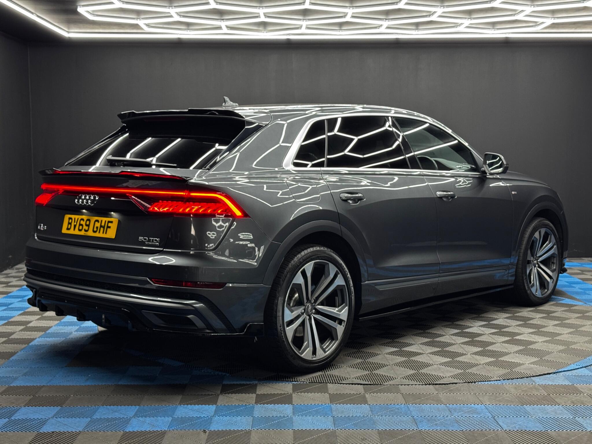 Audi Q8 view 5