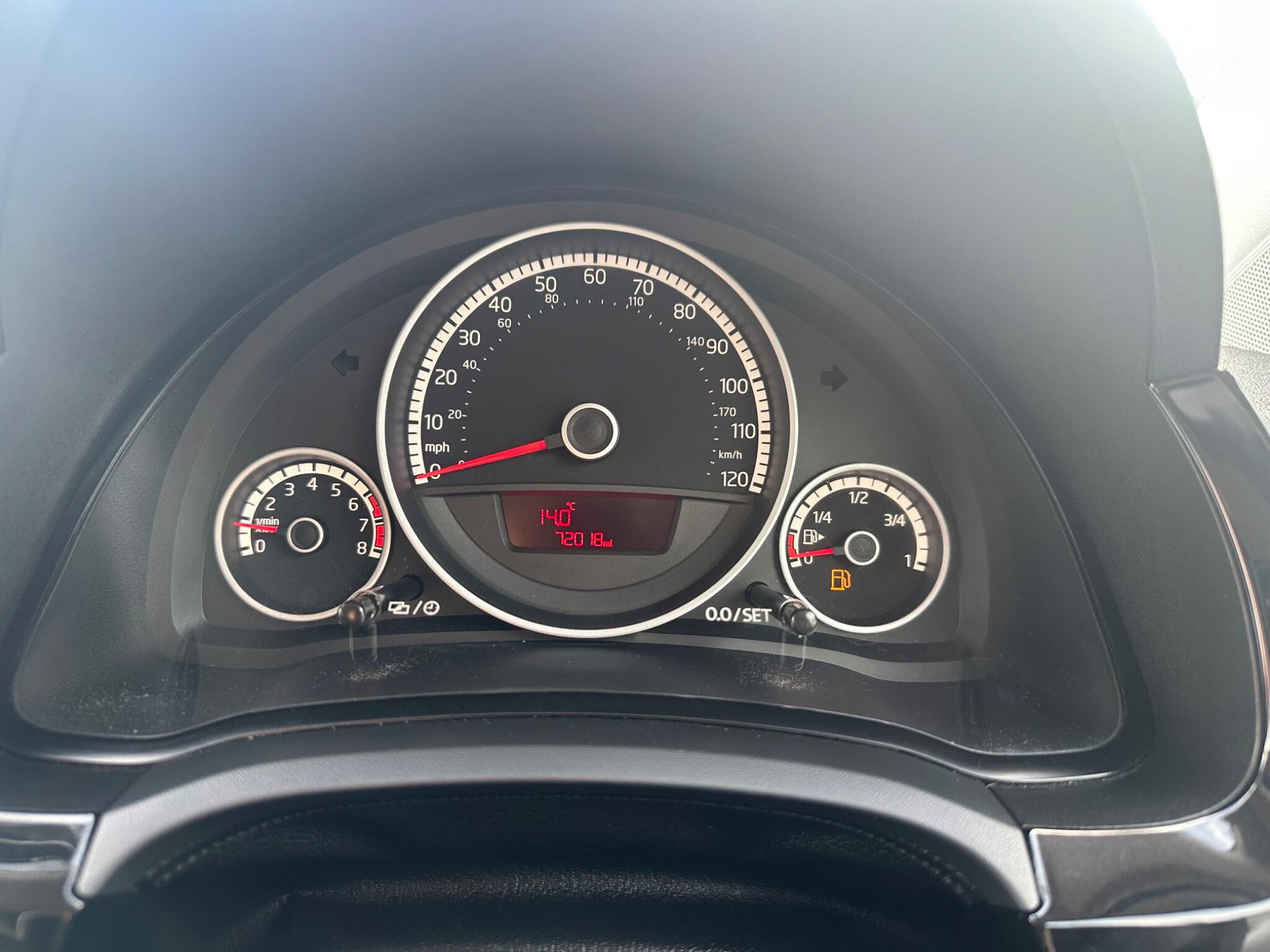 Volkswagen up! view 32