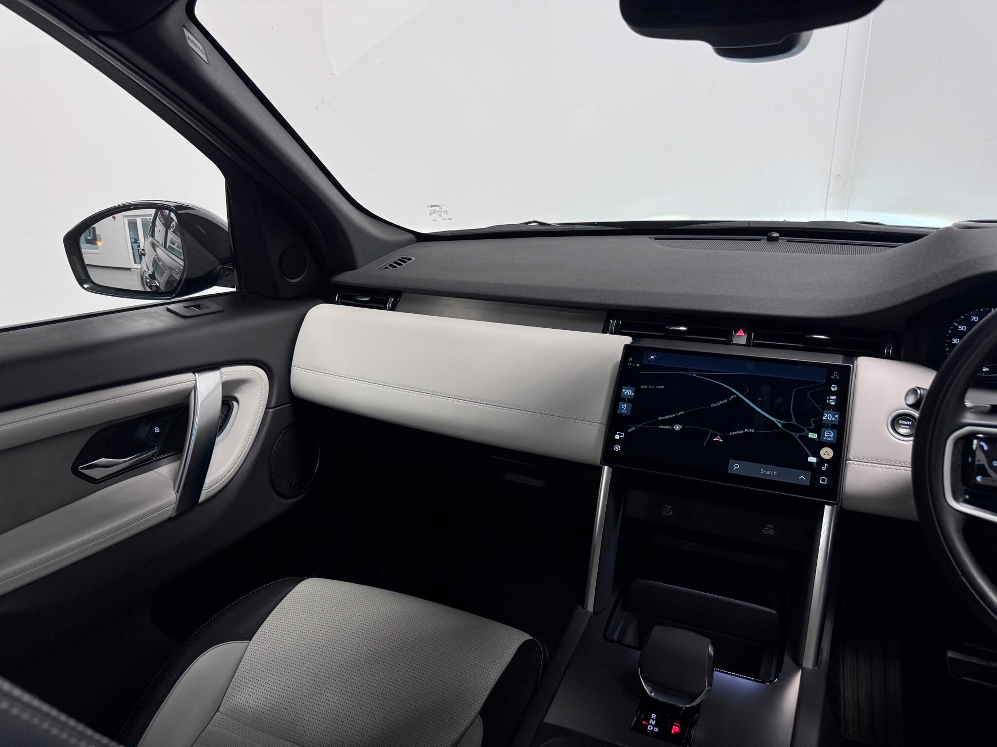 Land Rover Discovery Sport view 31