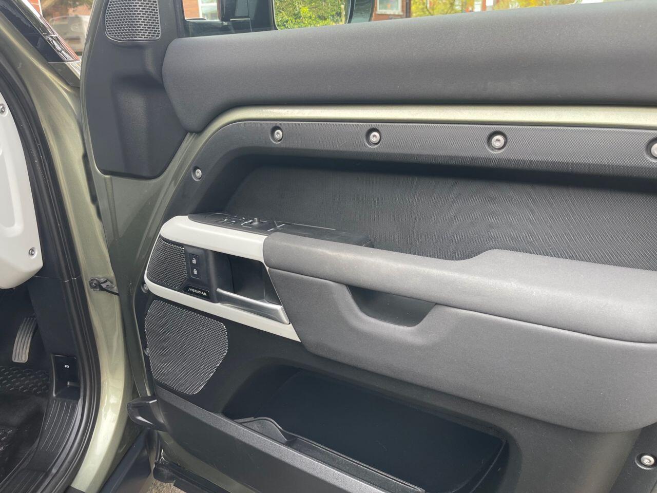 Land Rover Defender 90 view 11