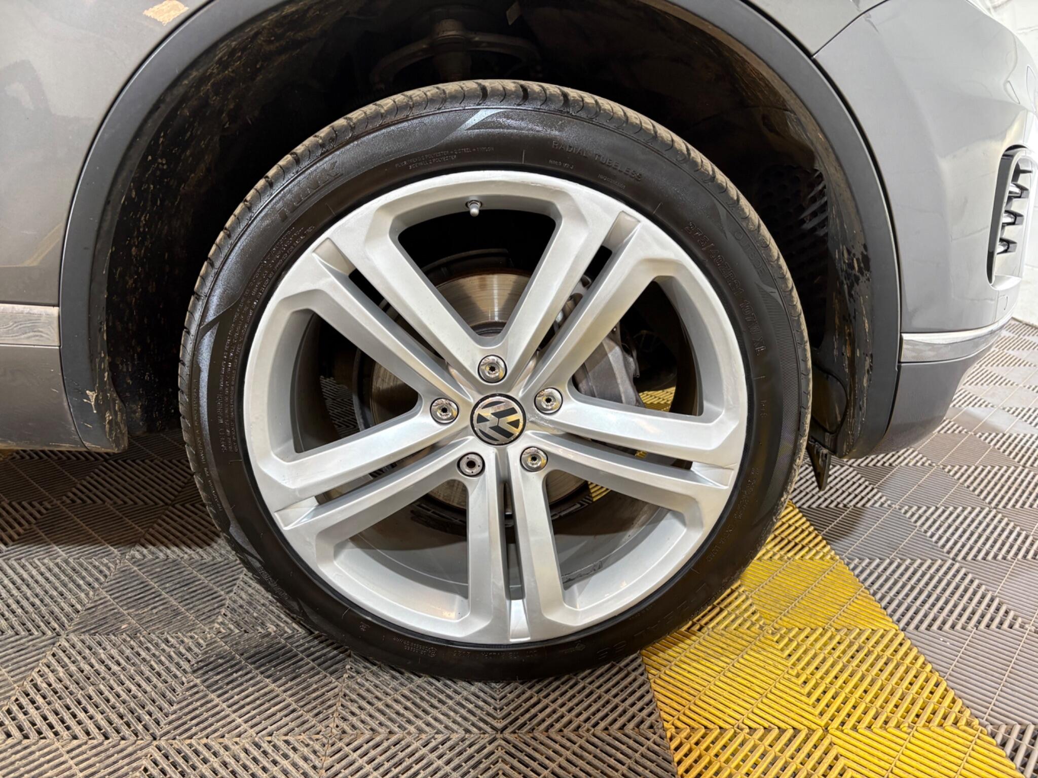 Volkswagen Touareg view 15
