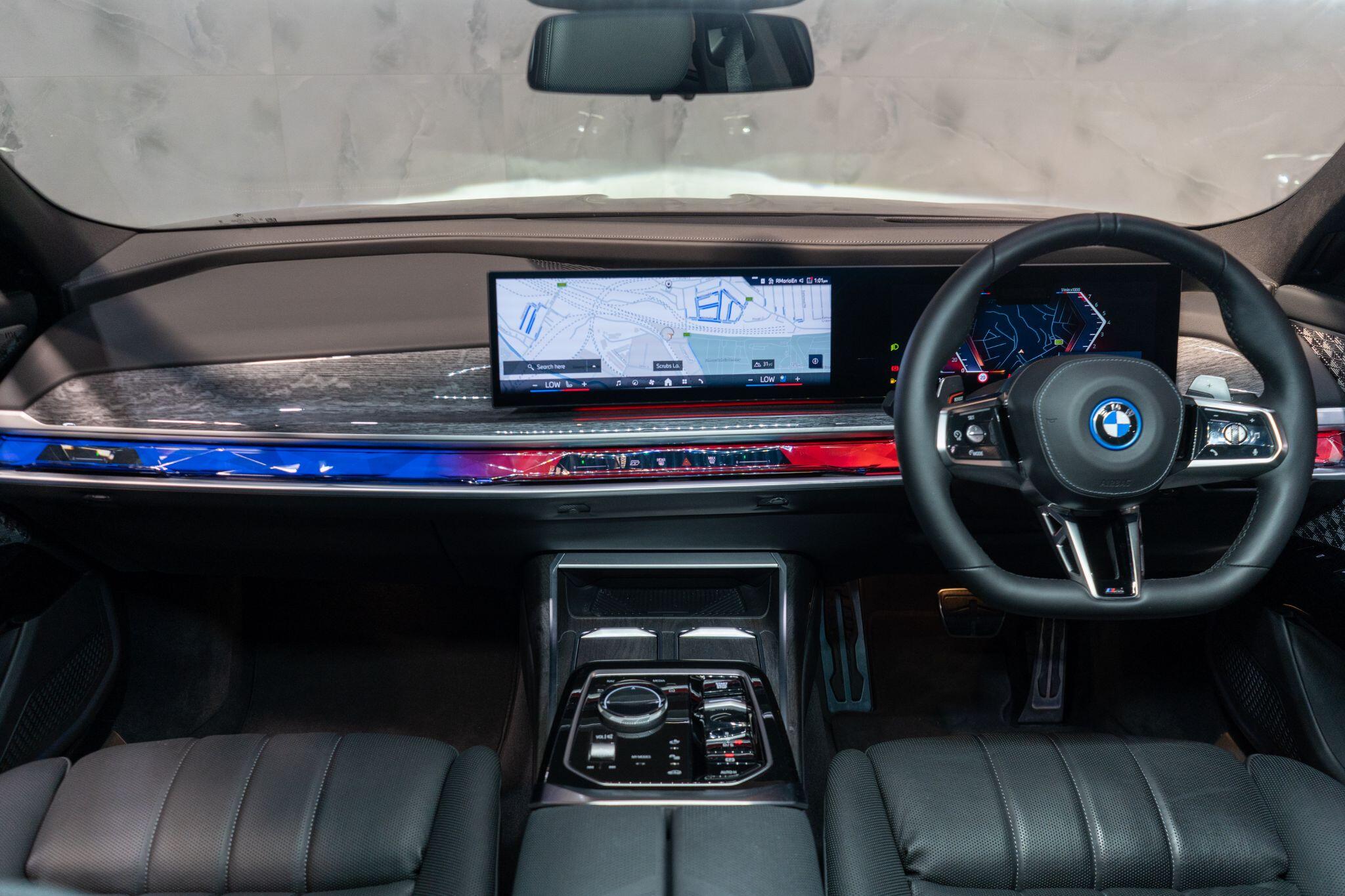BMW 7 Series view 11