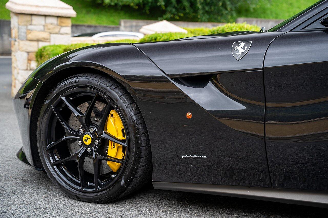 Ferrari F12 view 115
