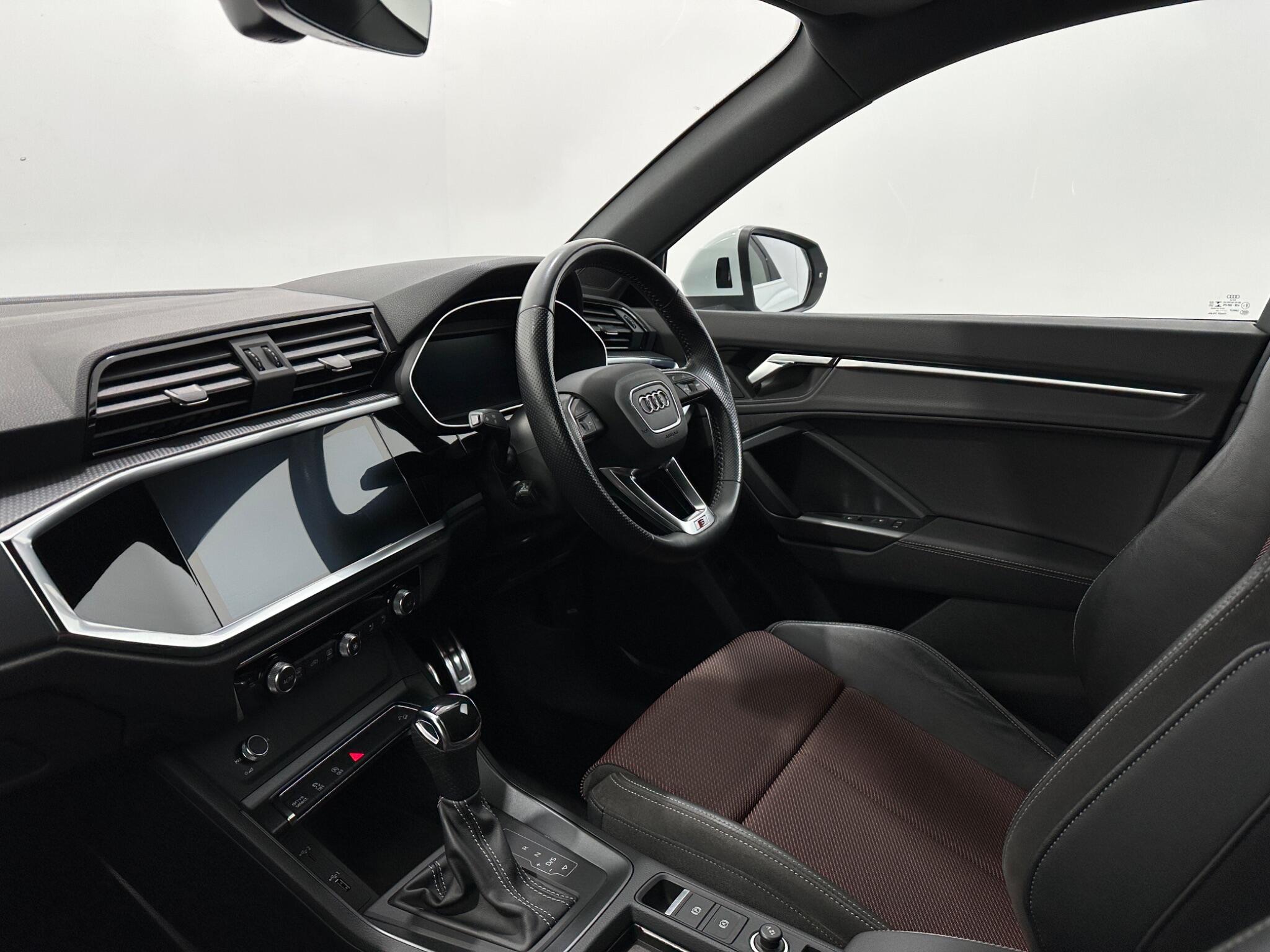Audi Q3 view 30