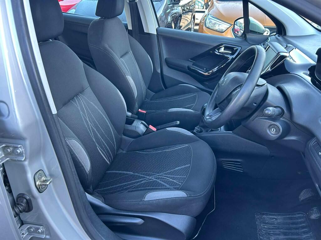 Peugeot 208 view 10