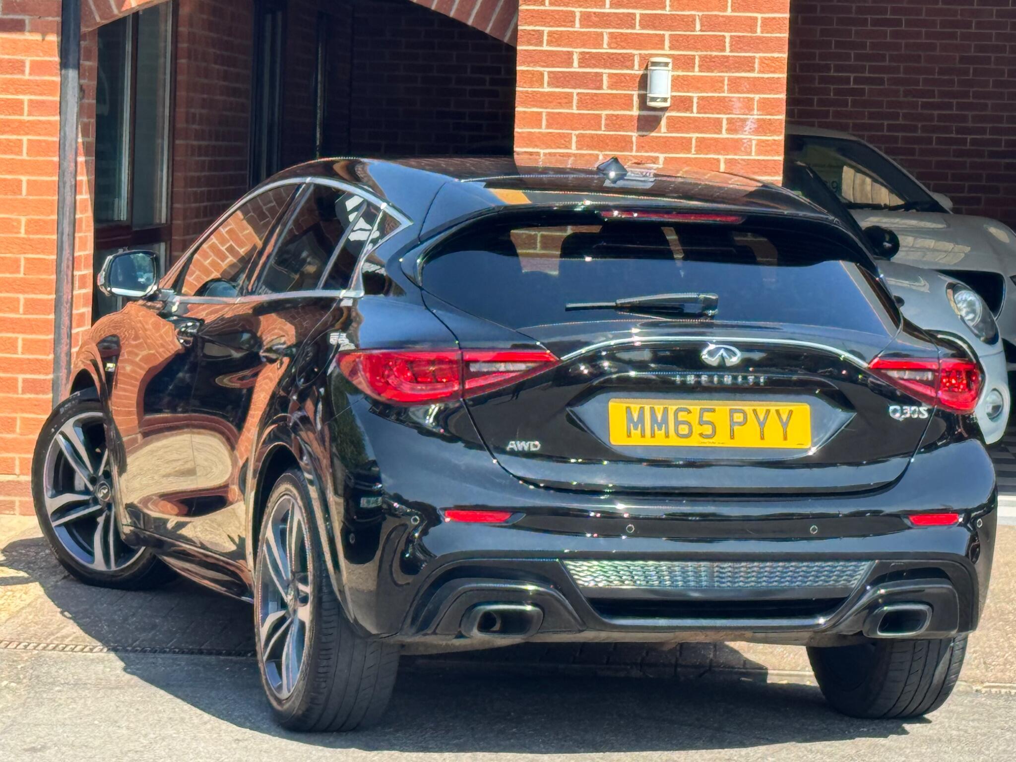 Infiniti Q30 view 3
