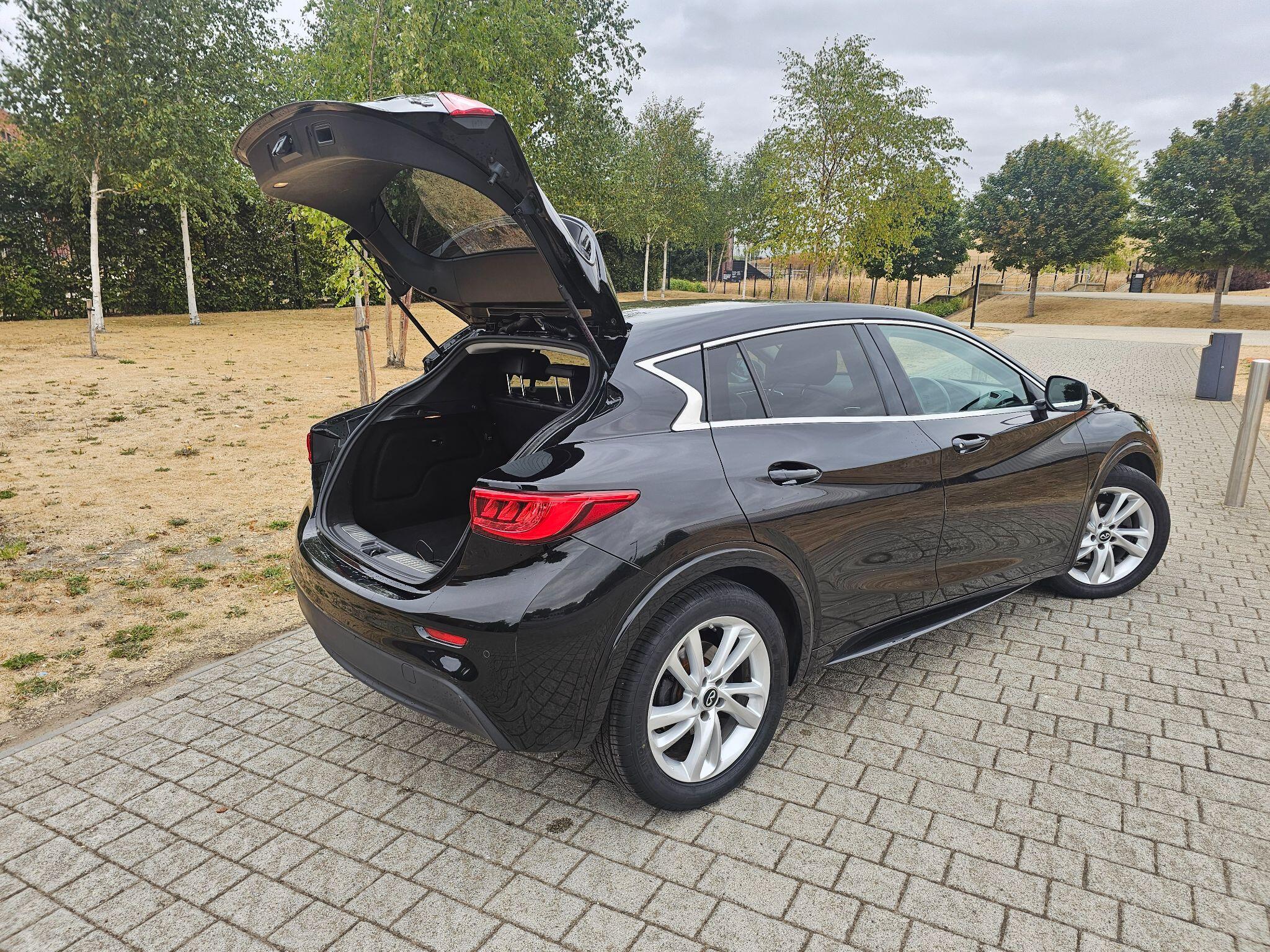 Infiniti Q30 view 11