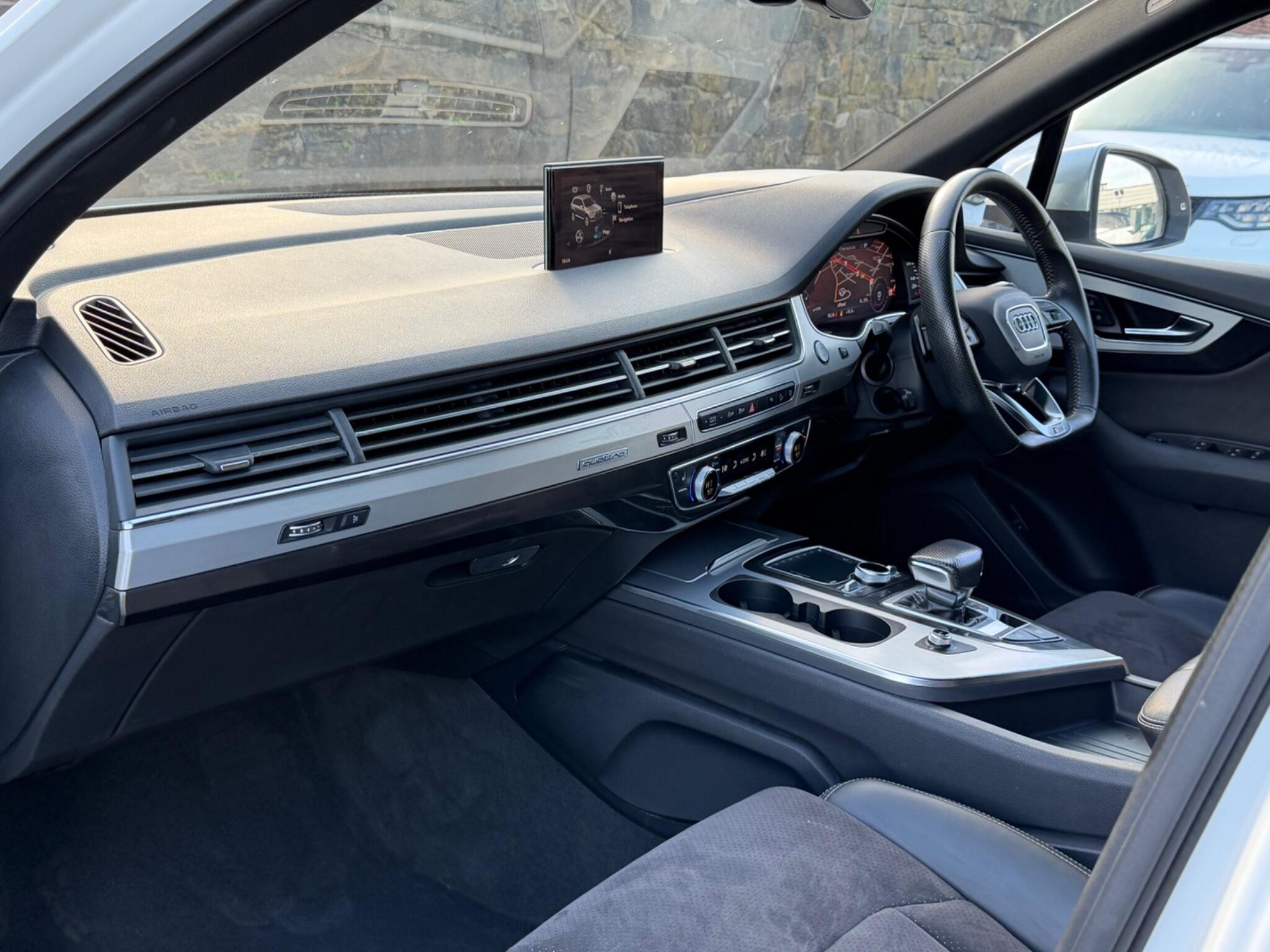 Audi Q7 view 12