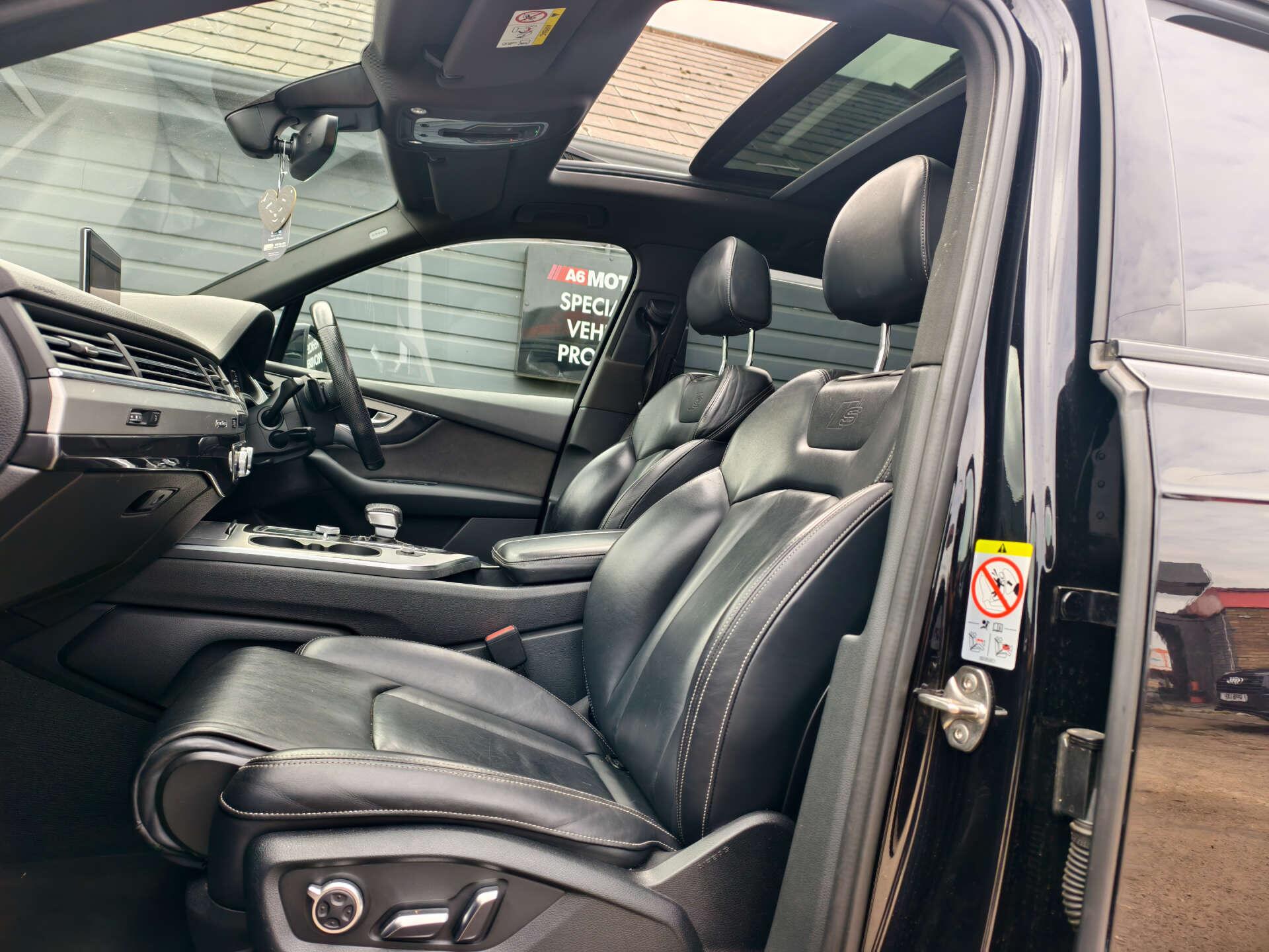 Audi Q7 view 17