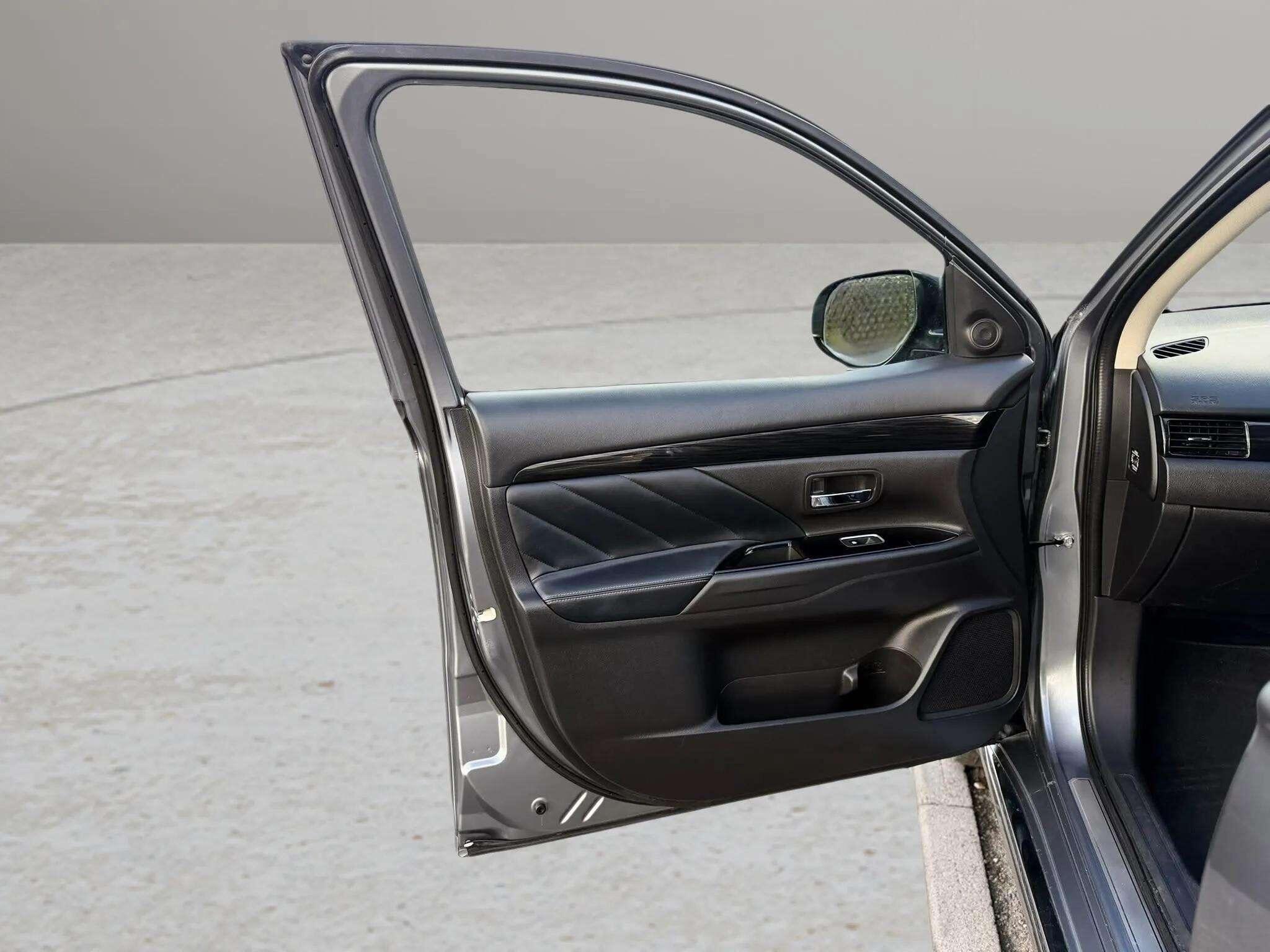 Mitsubishi Outlander view 45