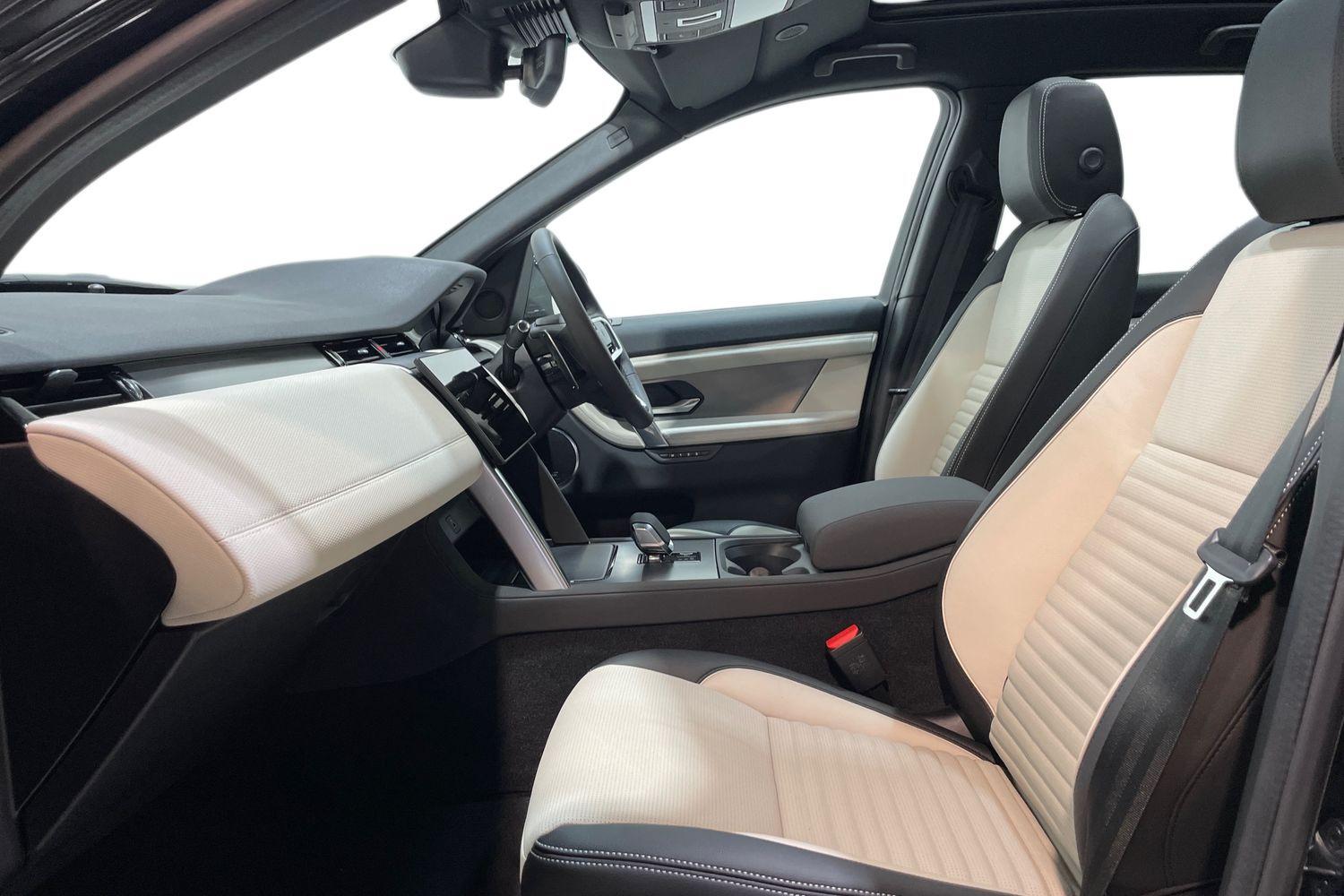 Land Rover Discovery Sport view 3