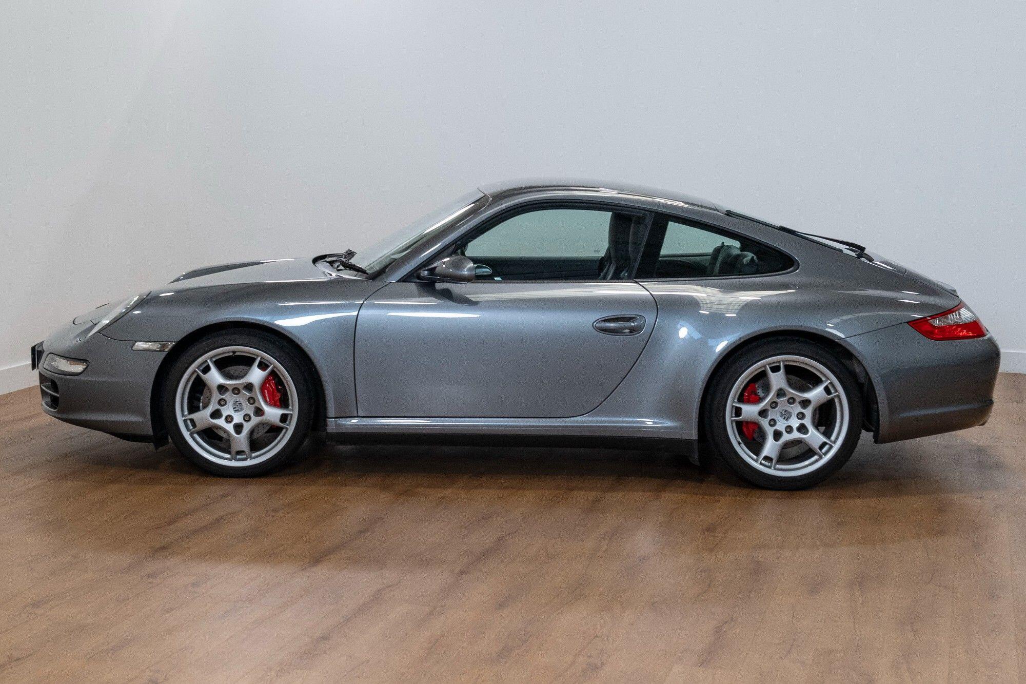 Porsche 911 view 4