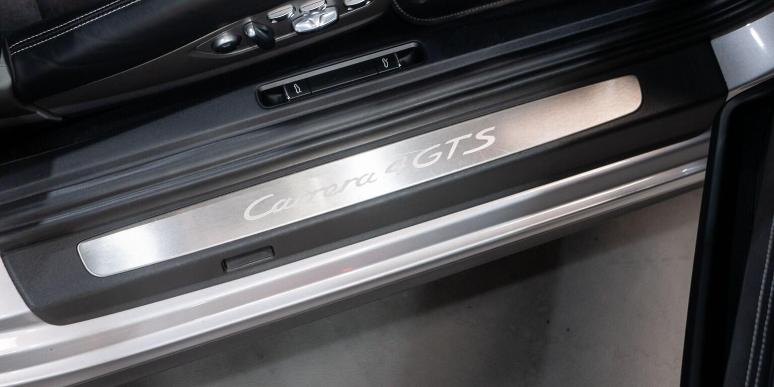 Porsche 911 view 23