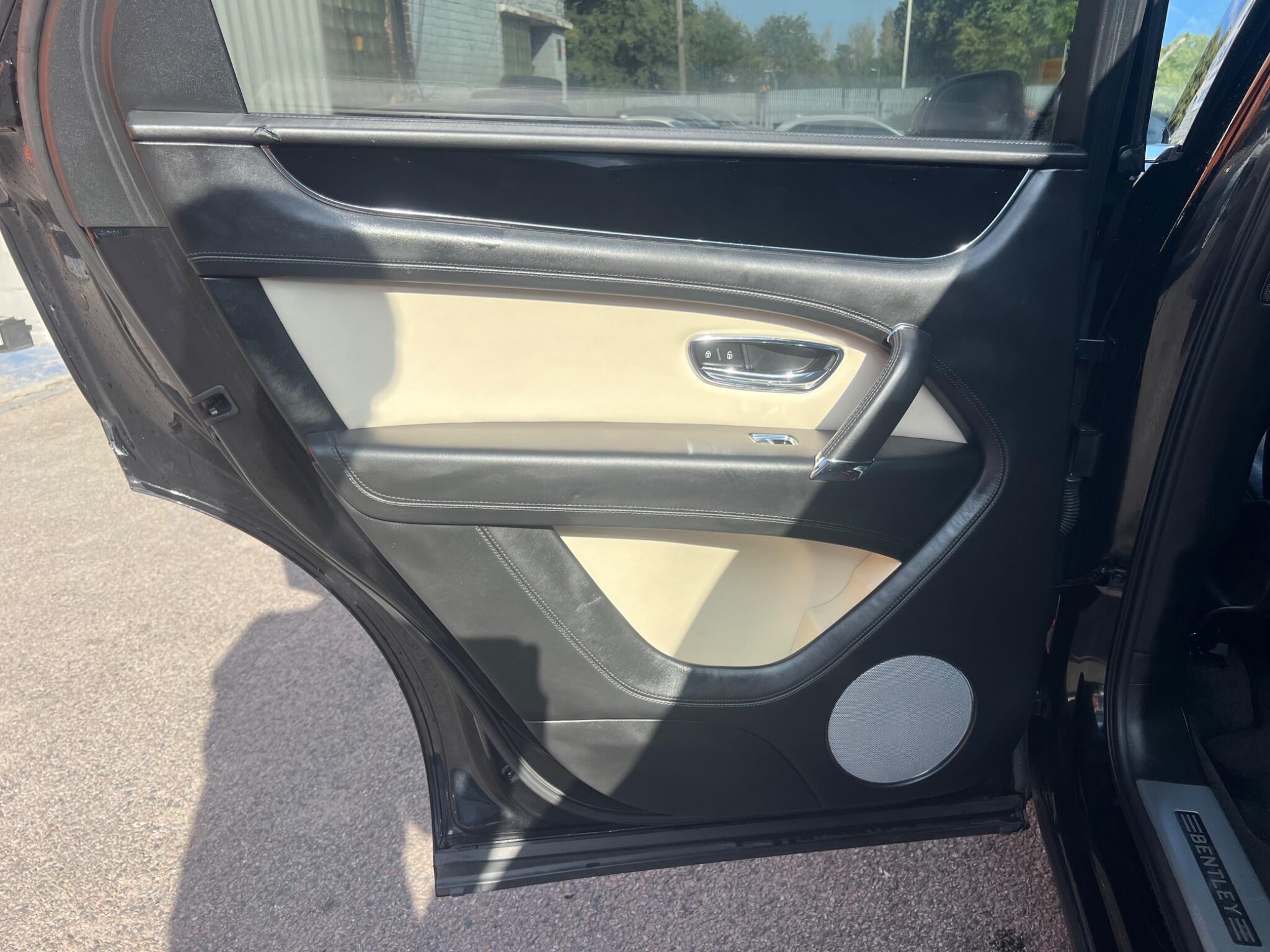 Bentley Bentayga view 34