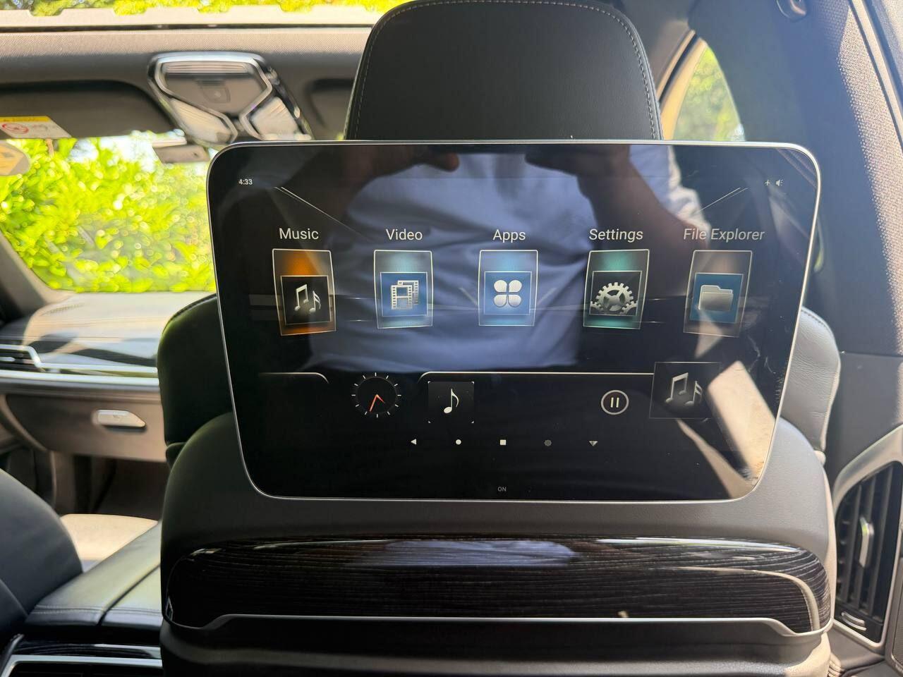 BMW 7 Series view 30