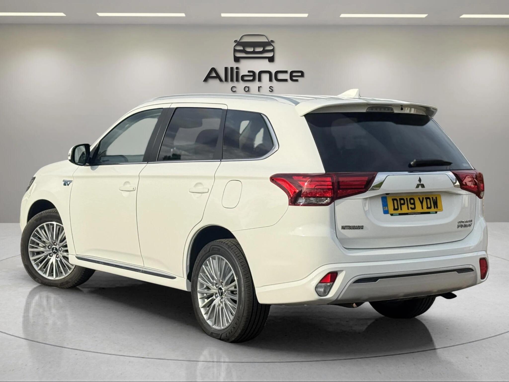 Mitsubishi Outlander view 3
