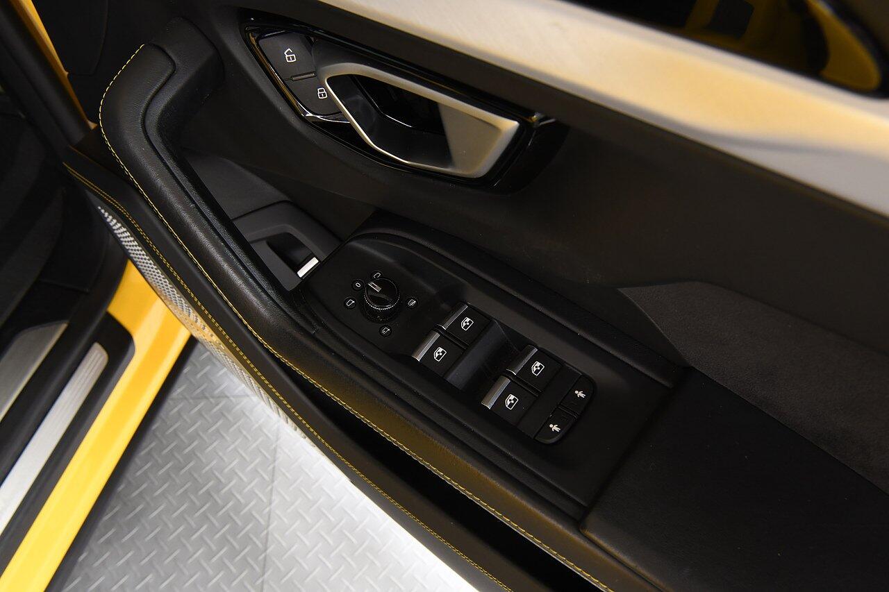Lamborghini Urus view 23