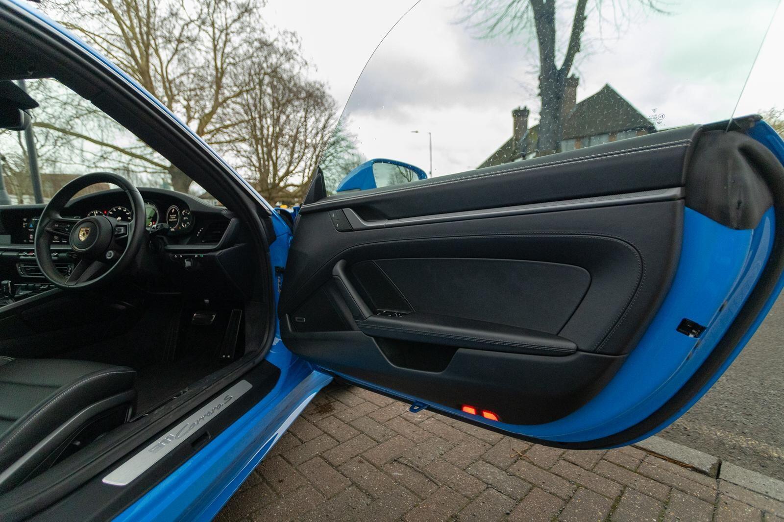 Porsche 911 view 16