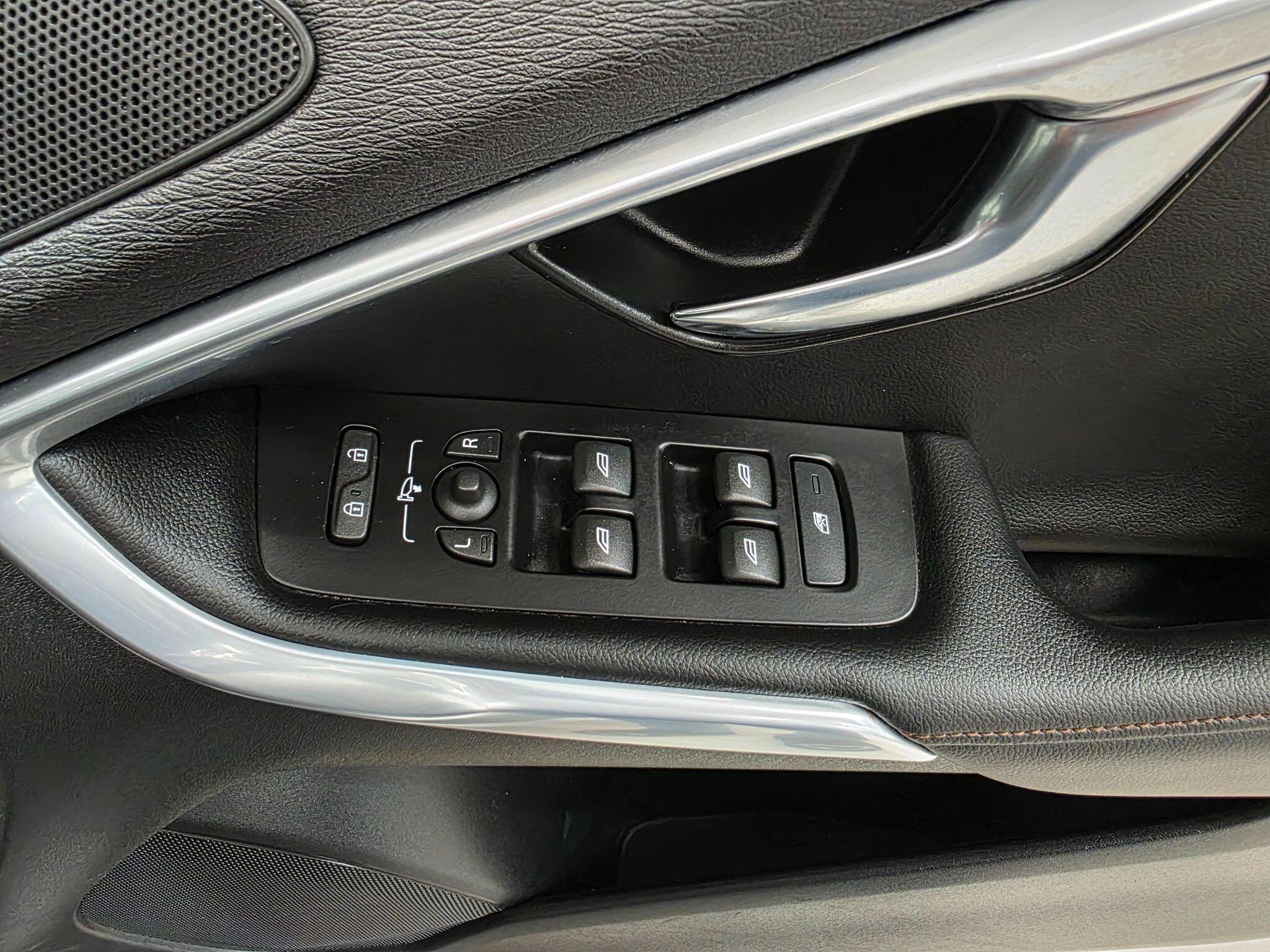 Volvo V40 Cross Country view 13