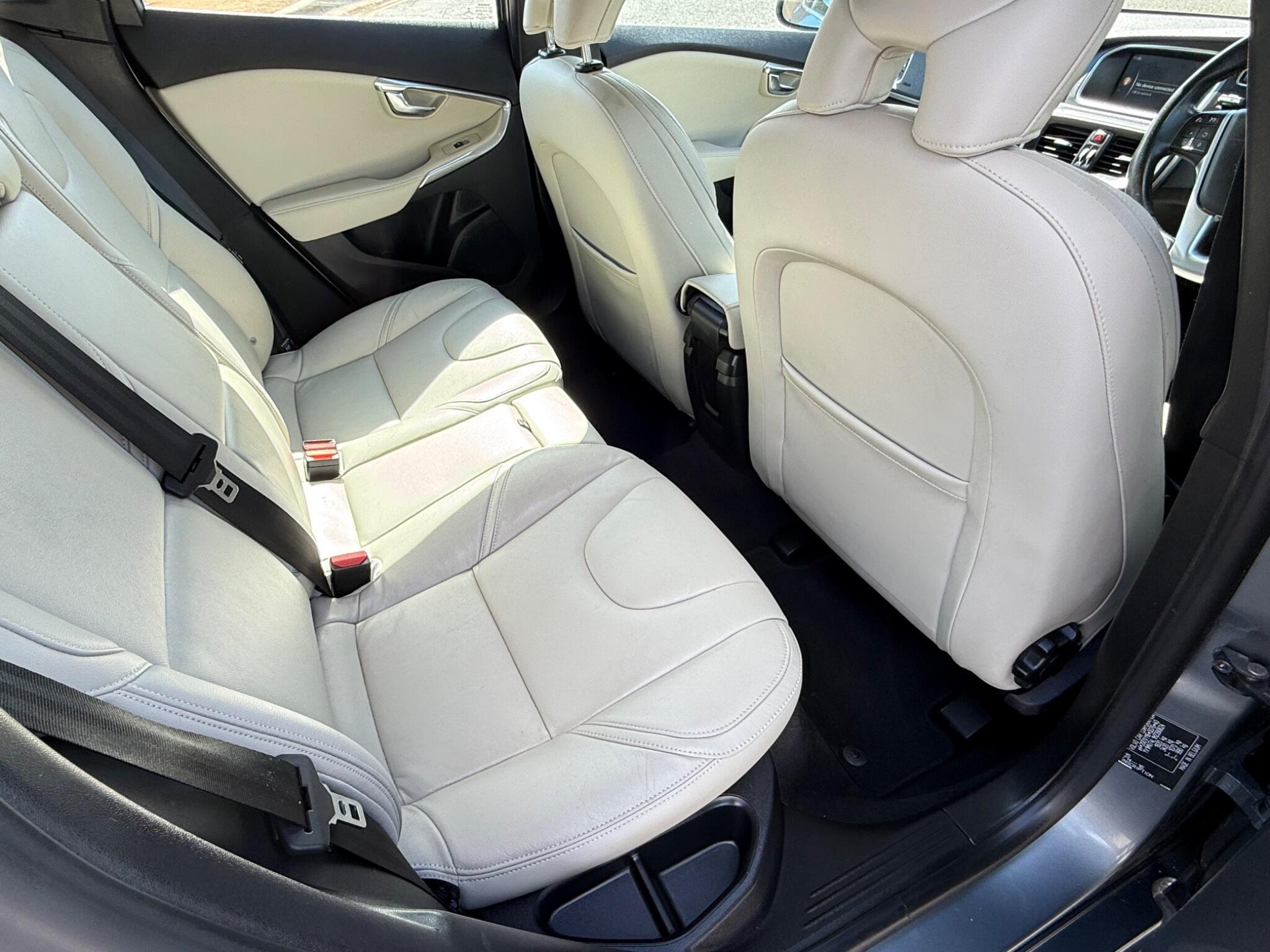 Volvo V40 view 16