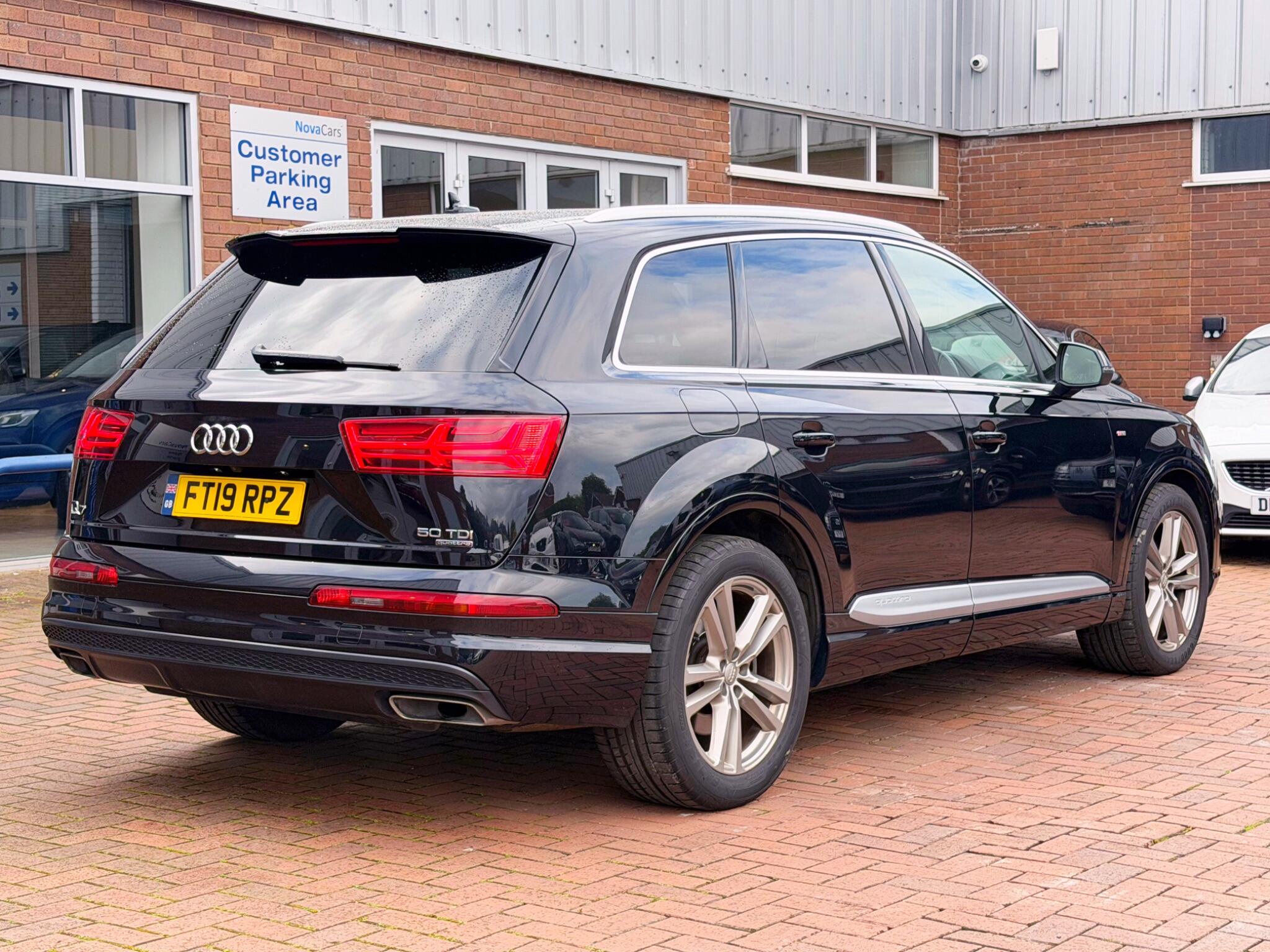 Audi Q7 view 21