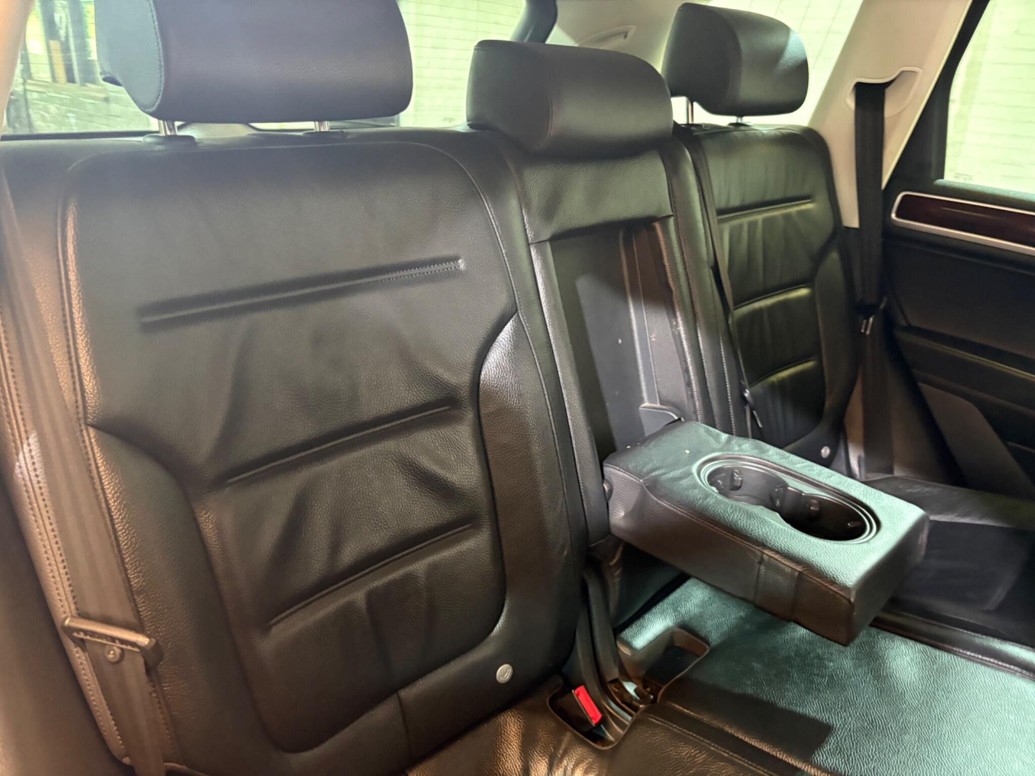 Volkswagen Touareg view 7
