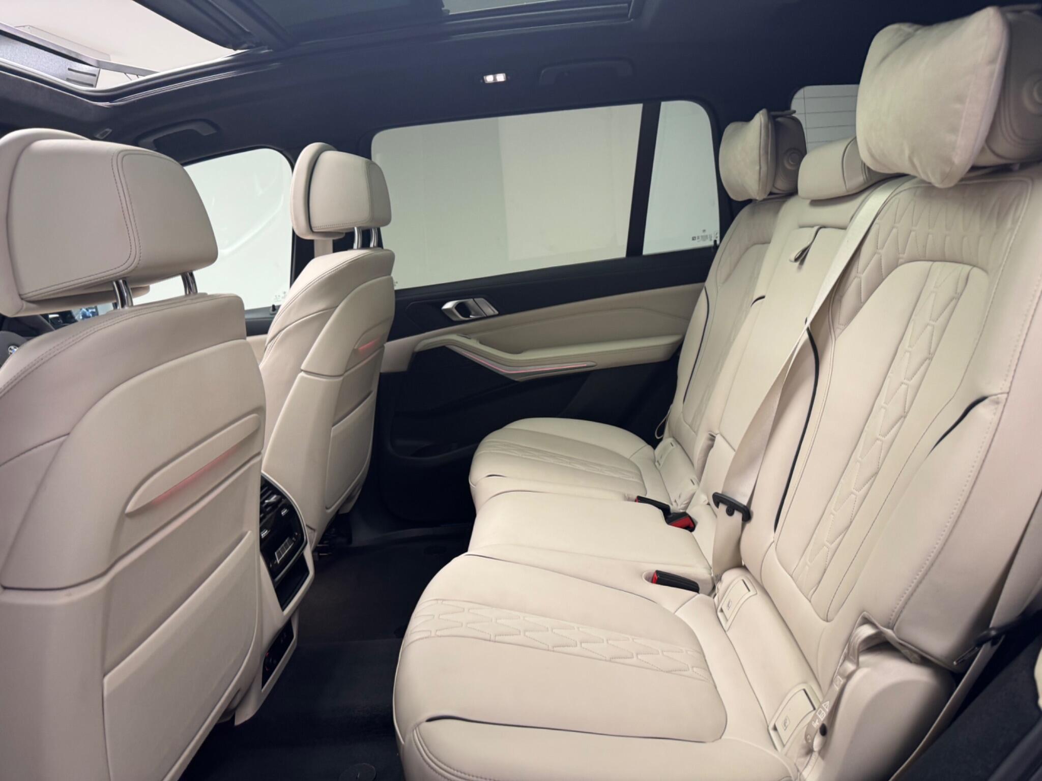 BMW X7 view 12