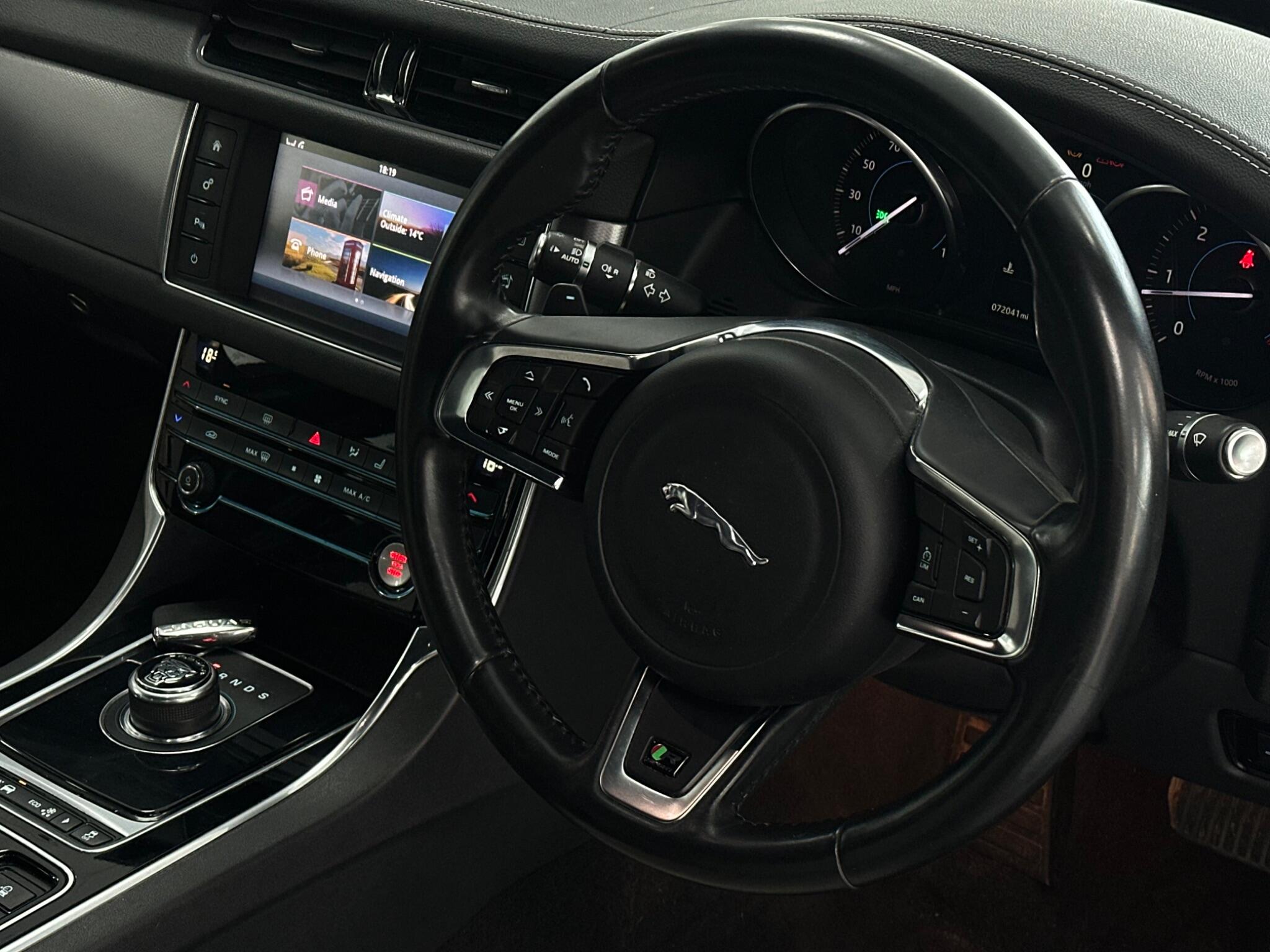 Jaguar XF view 36