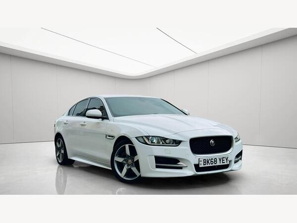 White 2018 Jaguar XE Saloon Rear-wheel drive Automatic