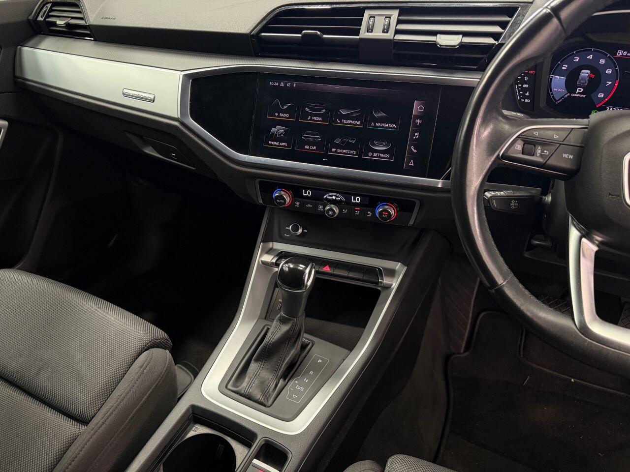 Audi Q3 view 8