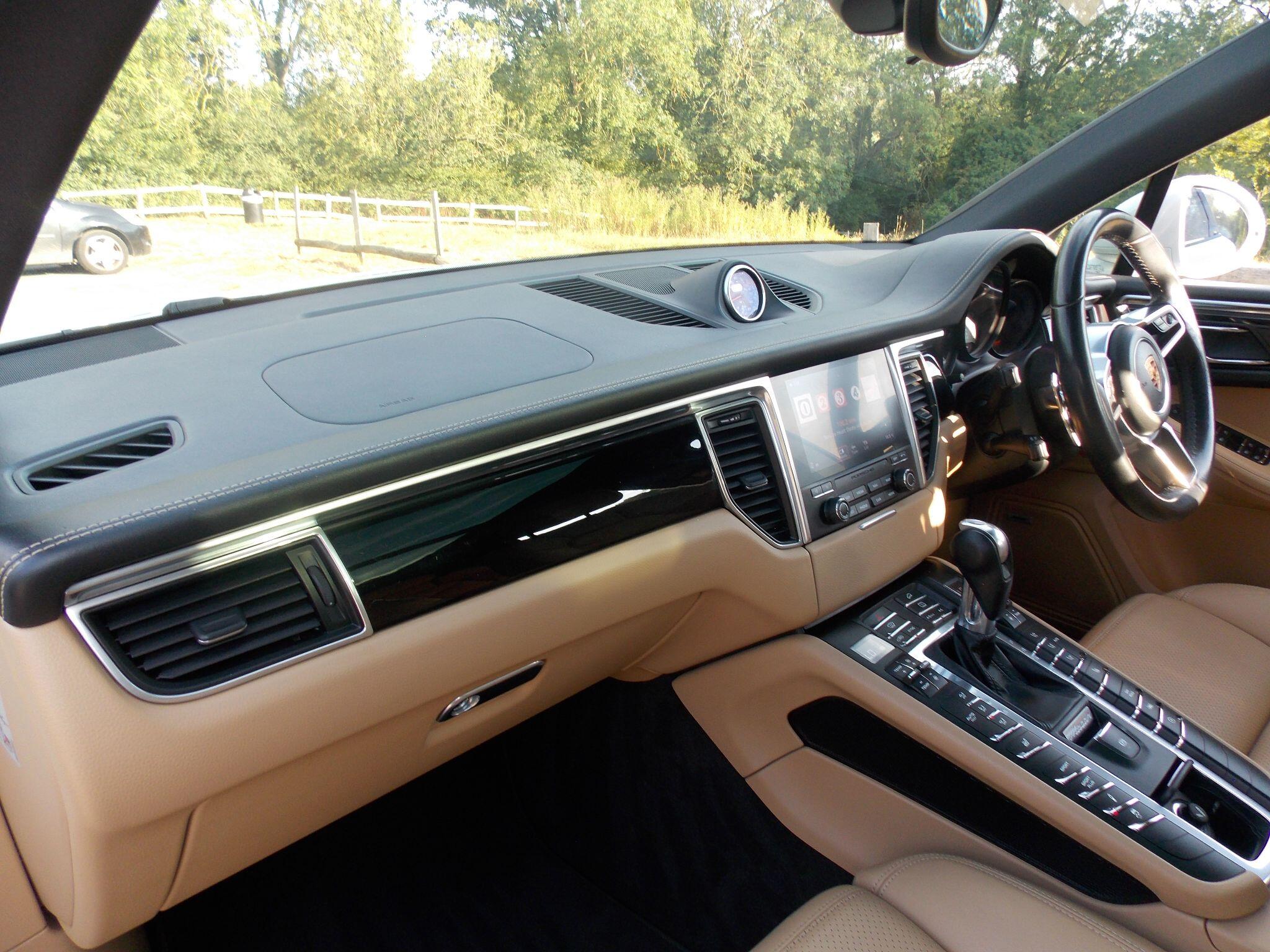 Porsche Macan view 28