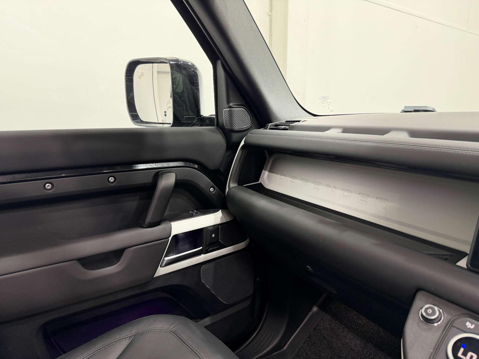 Land Rover Defender view 30