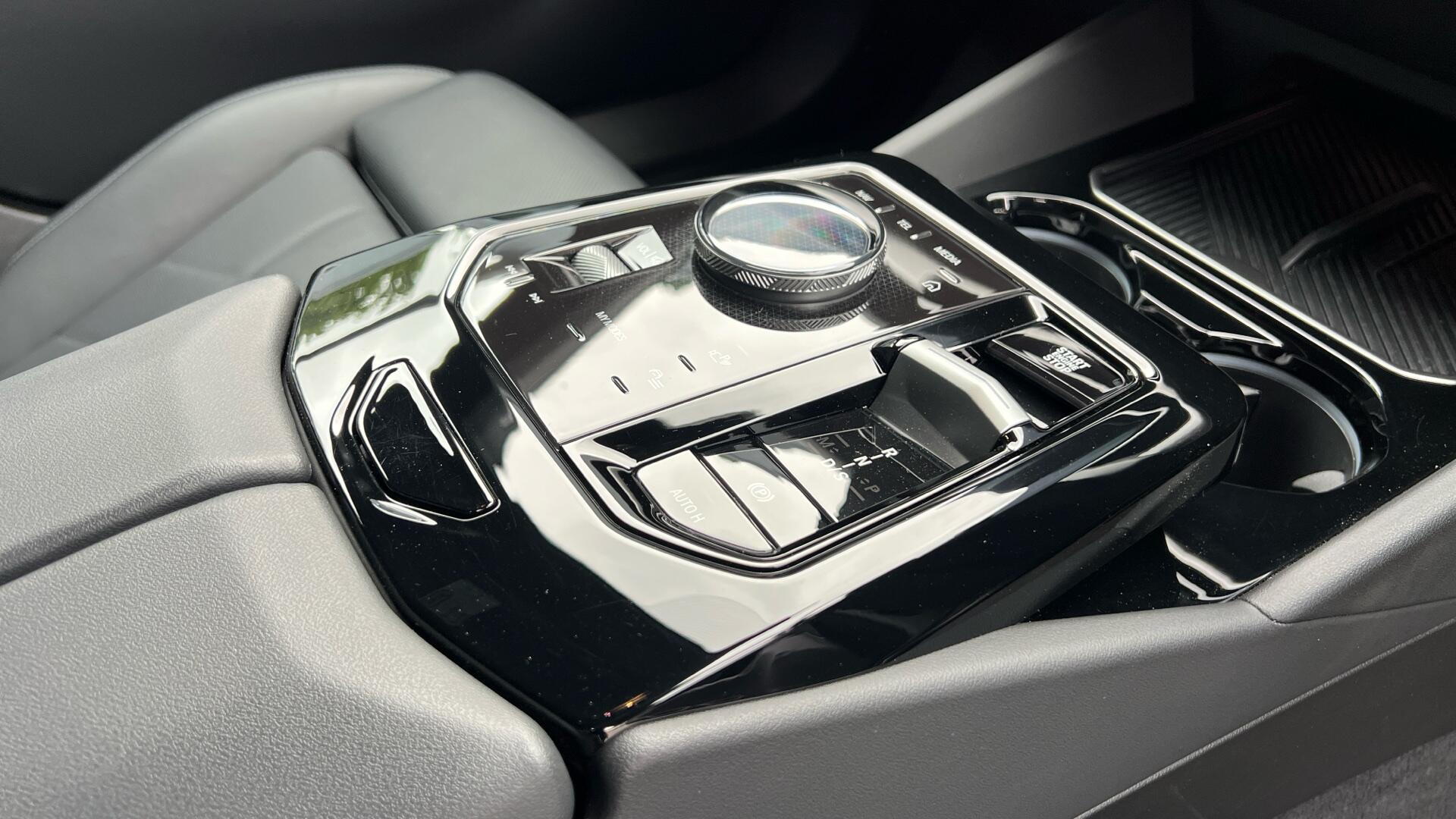 BMW 5 Series view 10
