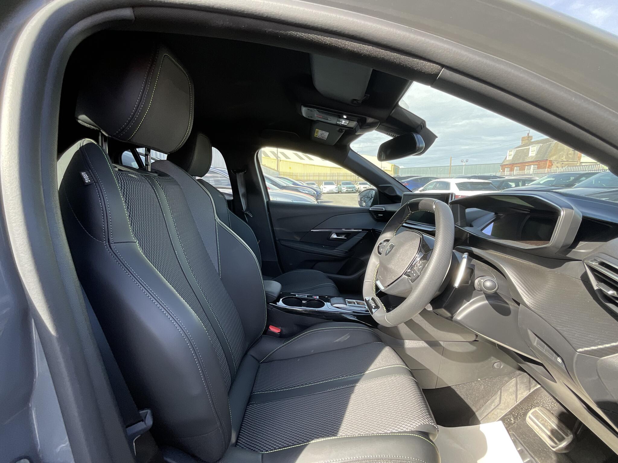 Peugeot 208 view 9