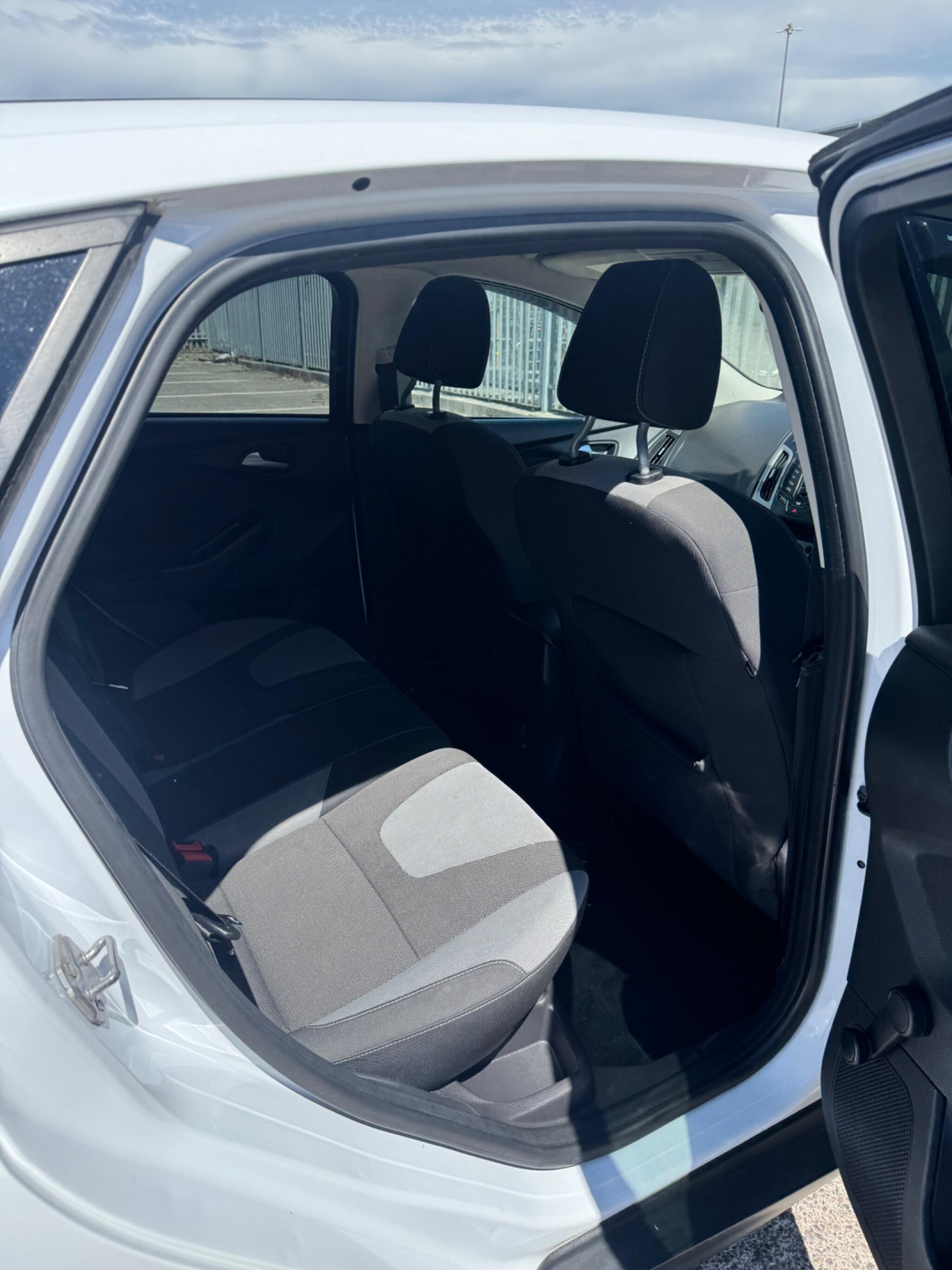 Ford Focus view 28