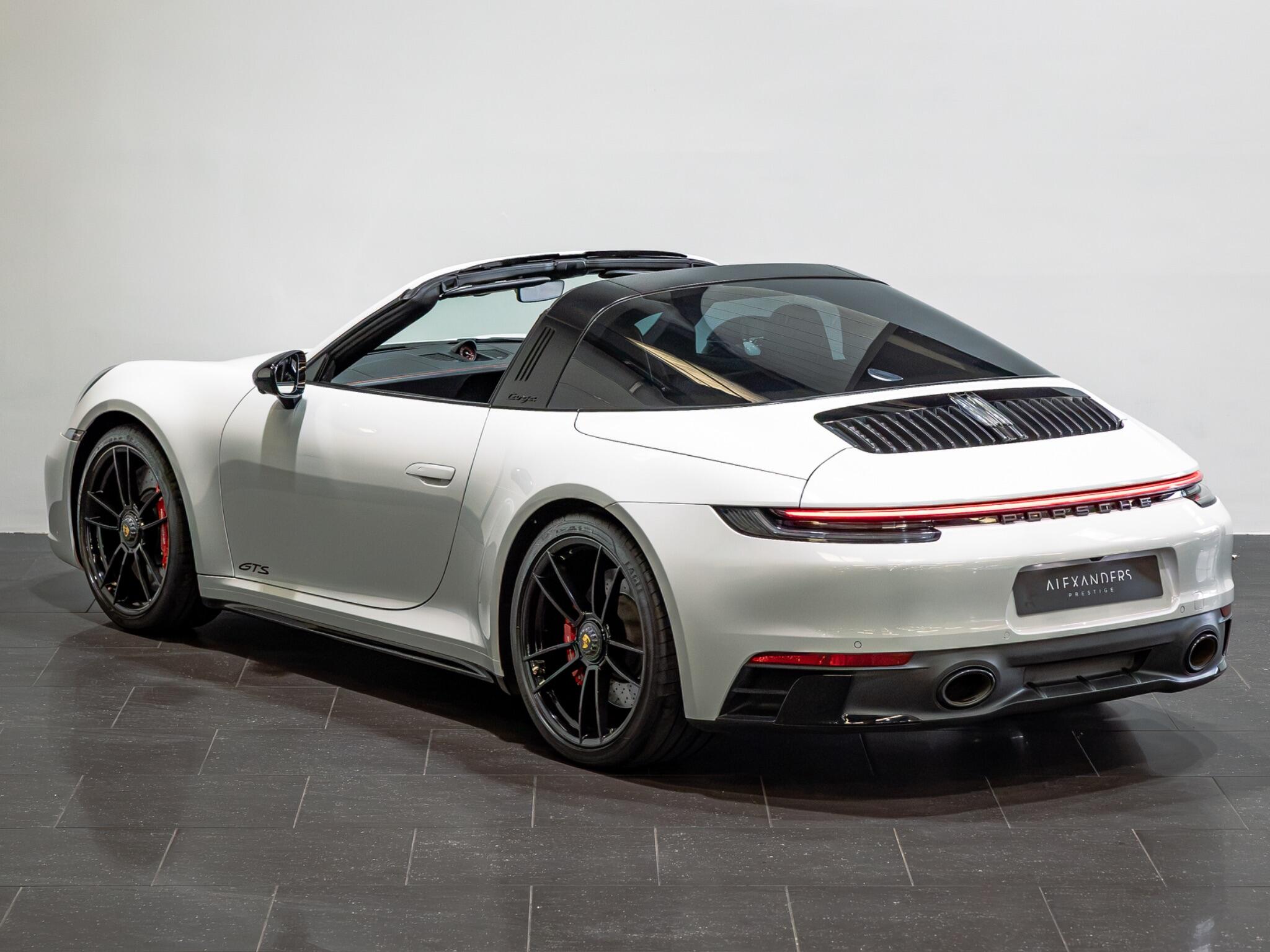 Porsche 911 view 5