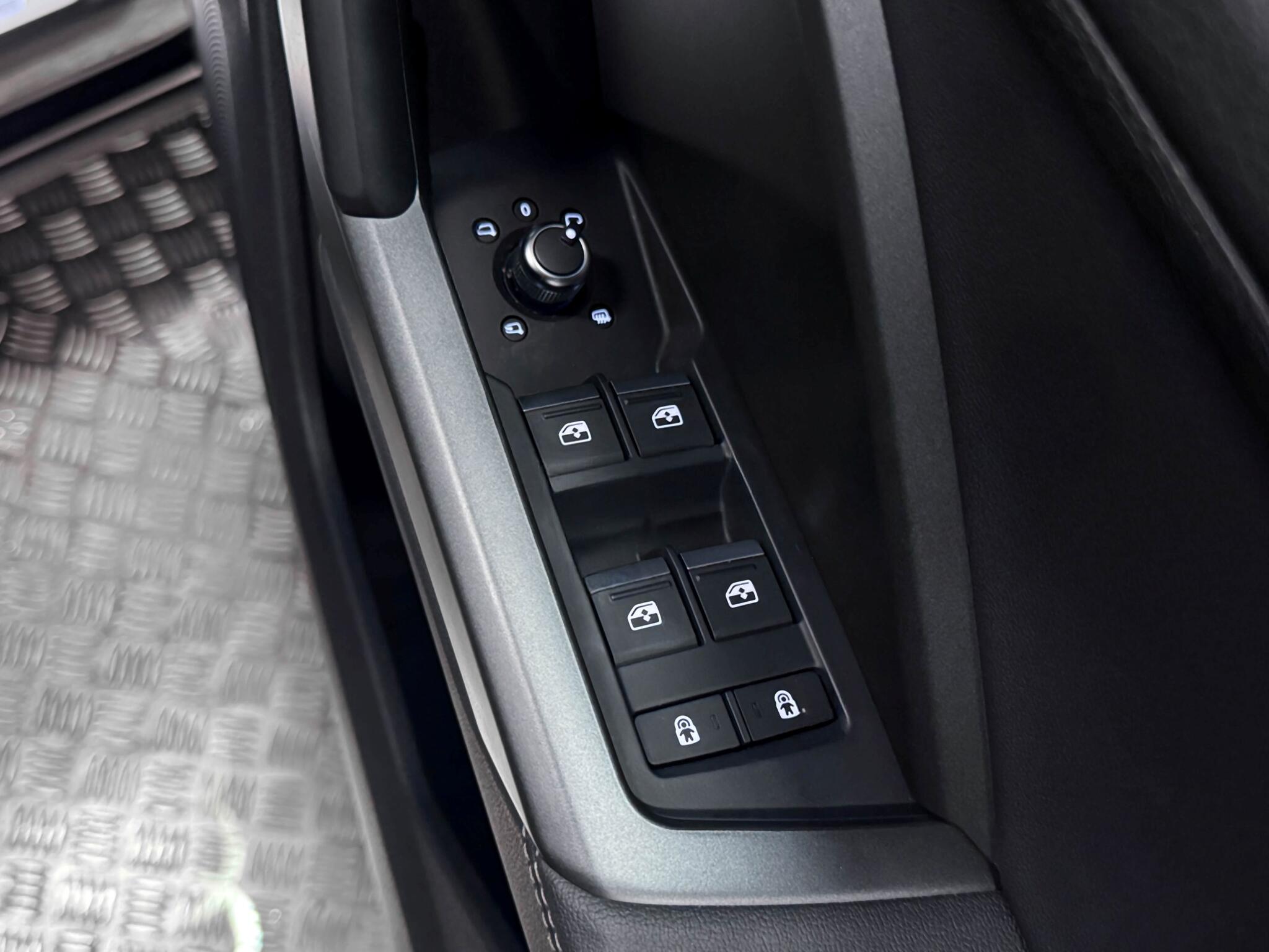 Audi Q3 view 22