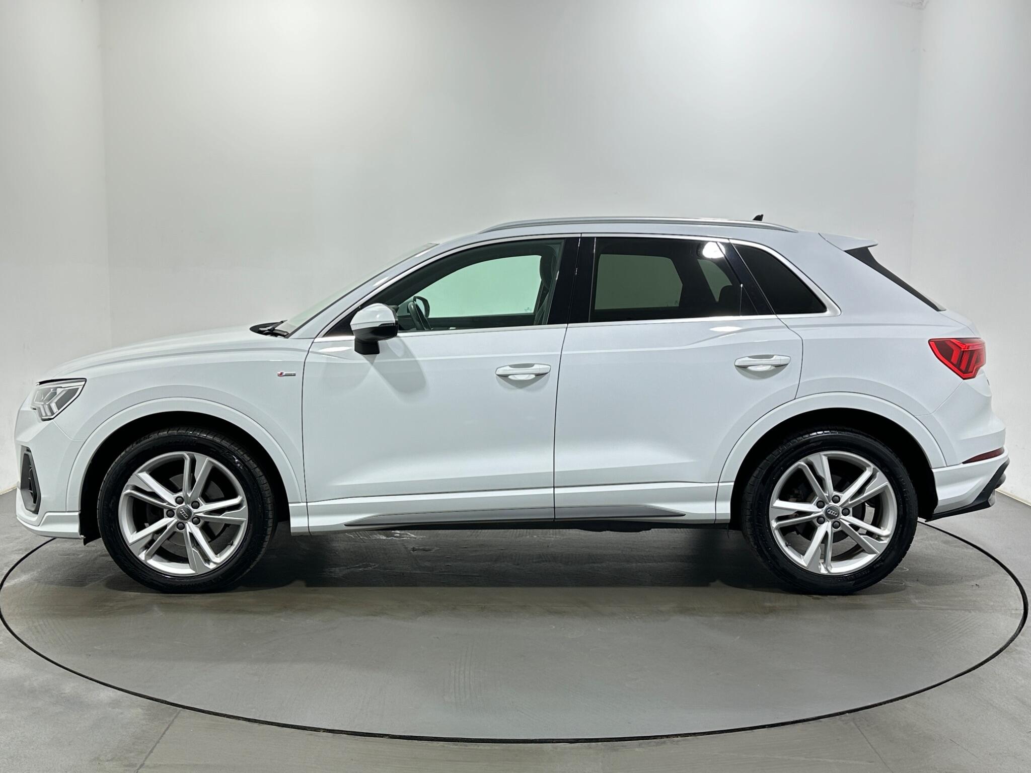 Audi Q3 view 5