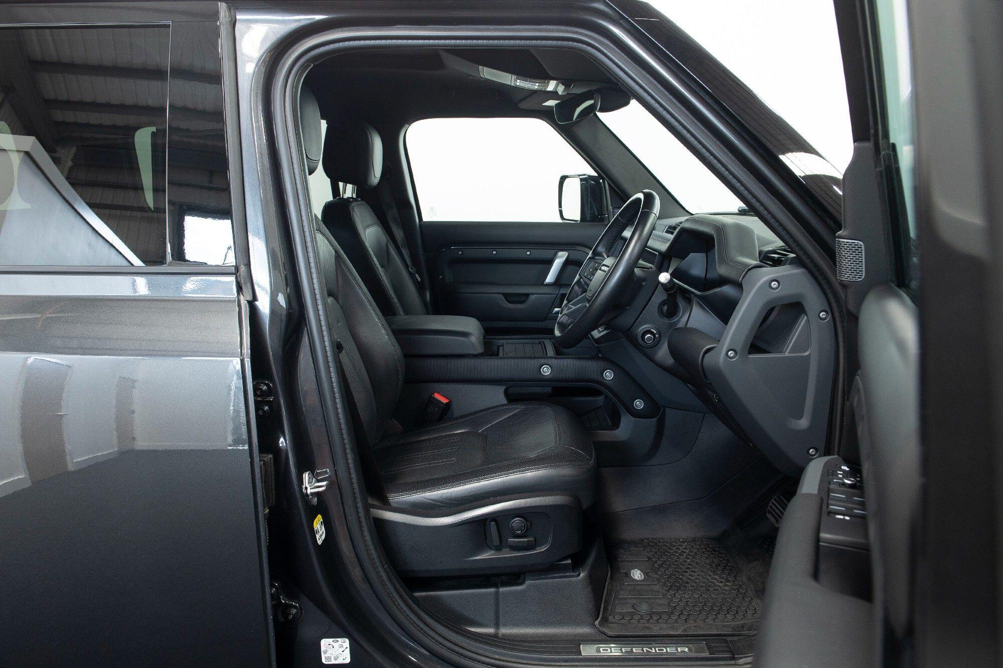 Land Rover Defender 110 view 7