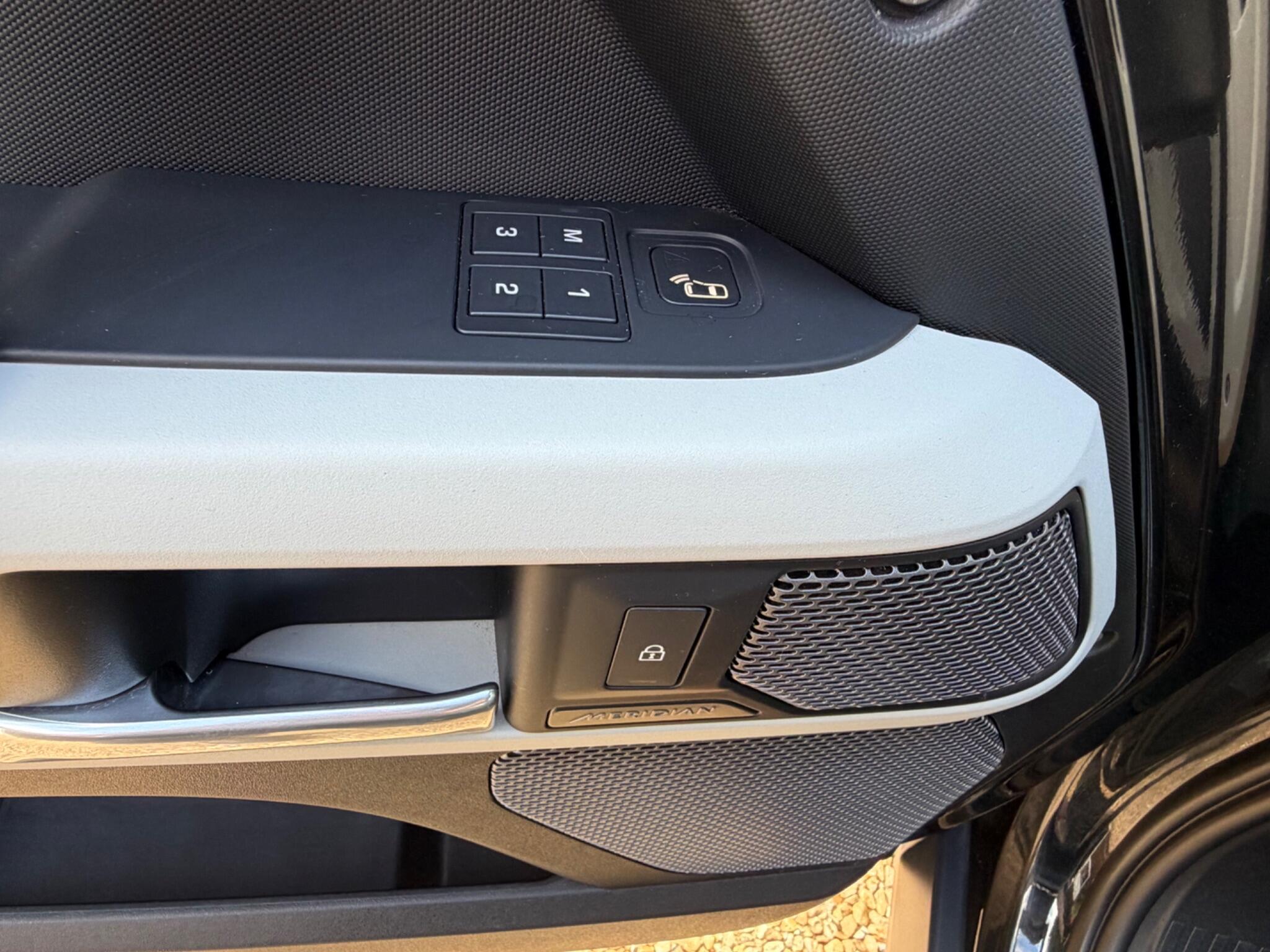Land Rover Defender view 27