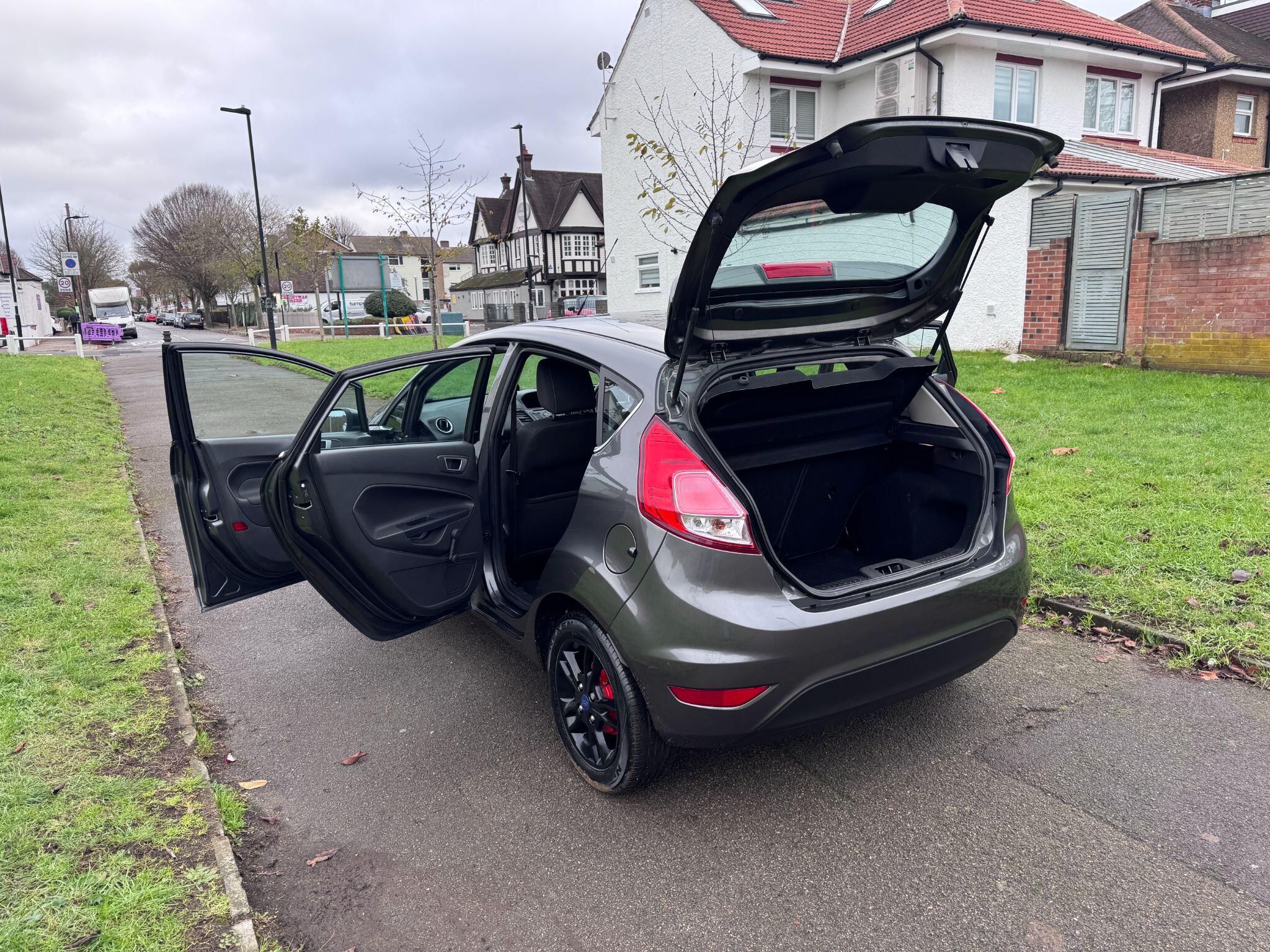 2017 Ford Fiesta image 35