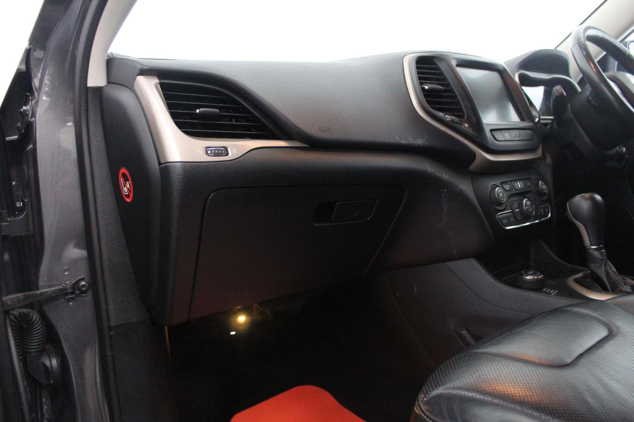 Jeep Cherokee view 31