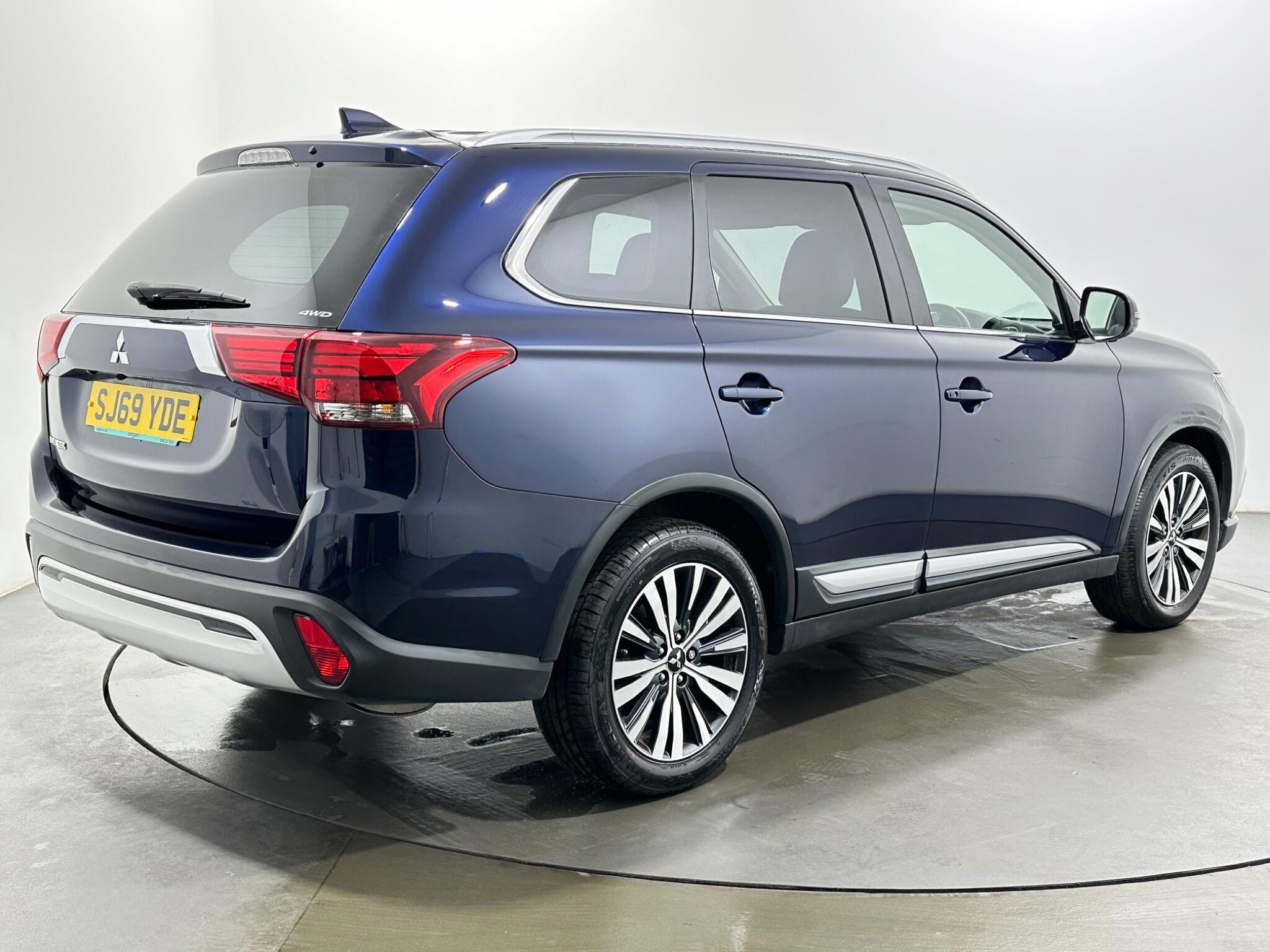 Mitsubishi Outlander view 8