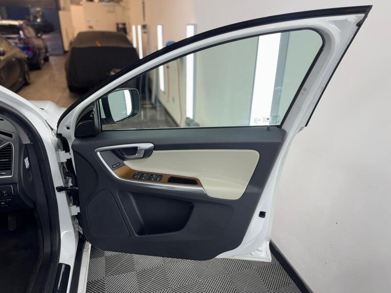 2014 Volvo XC60 3.0 T6 SE Lux Nav Estate 5dr Petrol Geartronic AWD Euro 5 (304 ps) • 40,000 miles image 31