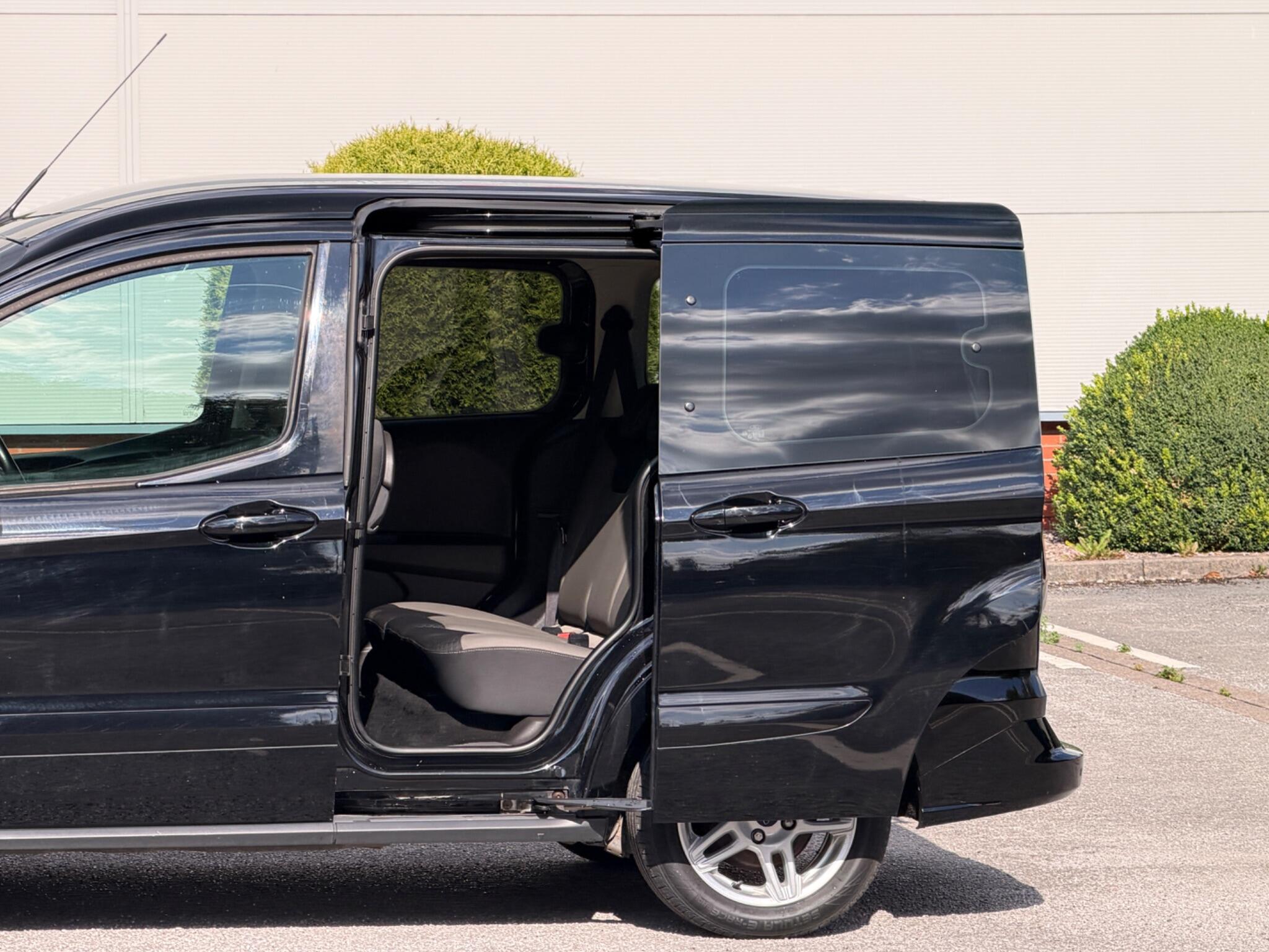 Ford Tourneo Courier view 29