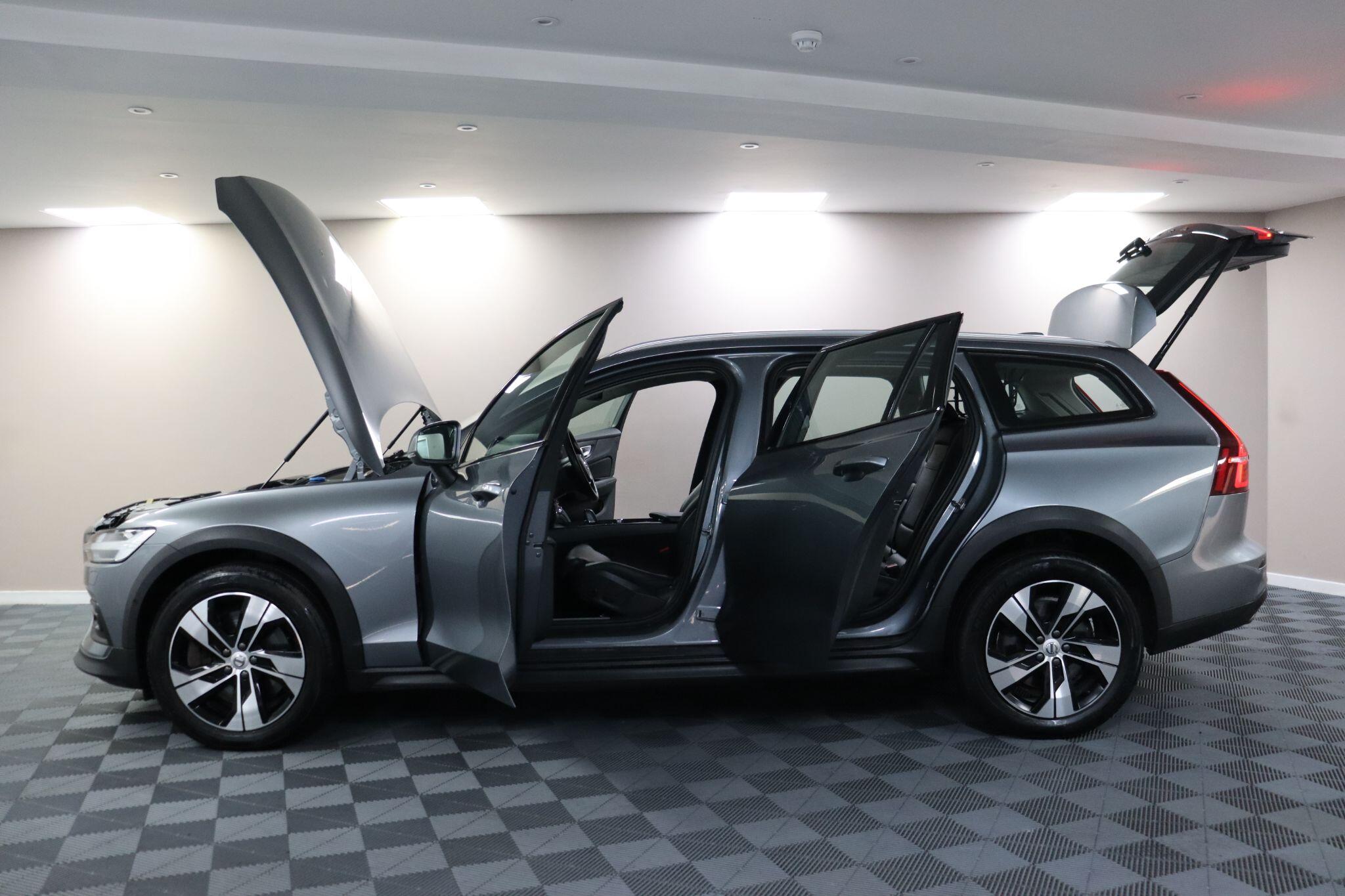 Volvo V60 Cross Country view 6