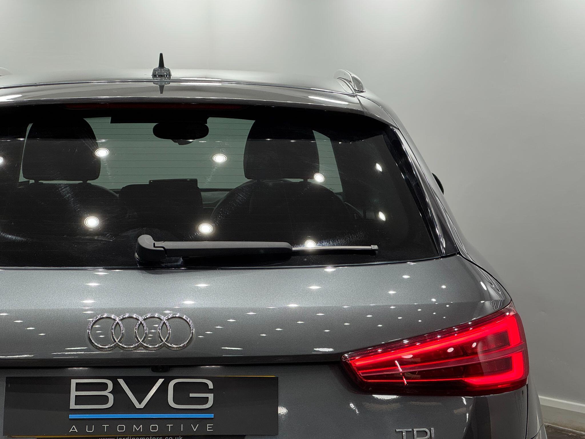 Audi Q3 view 15