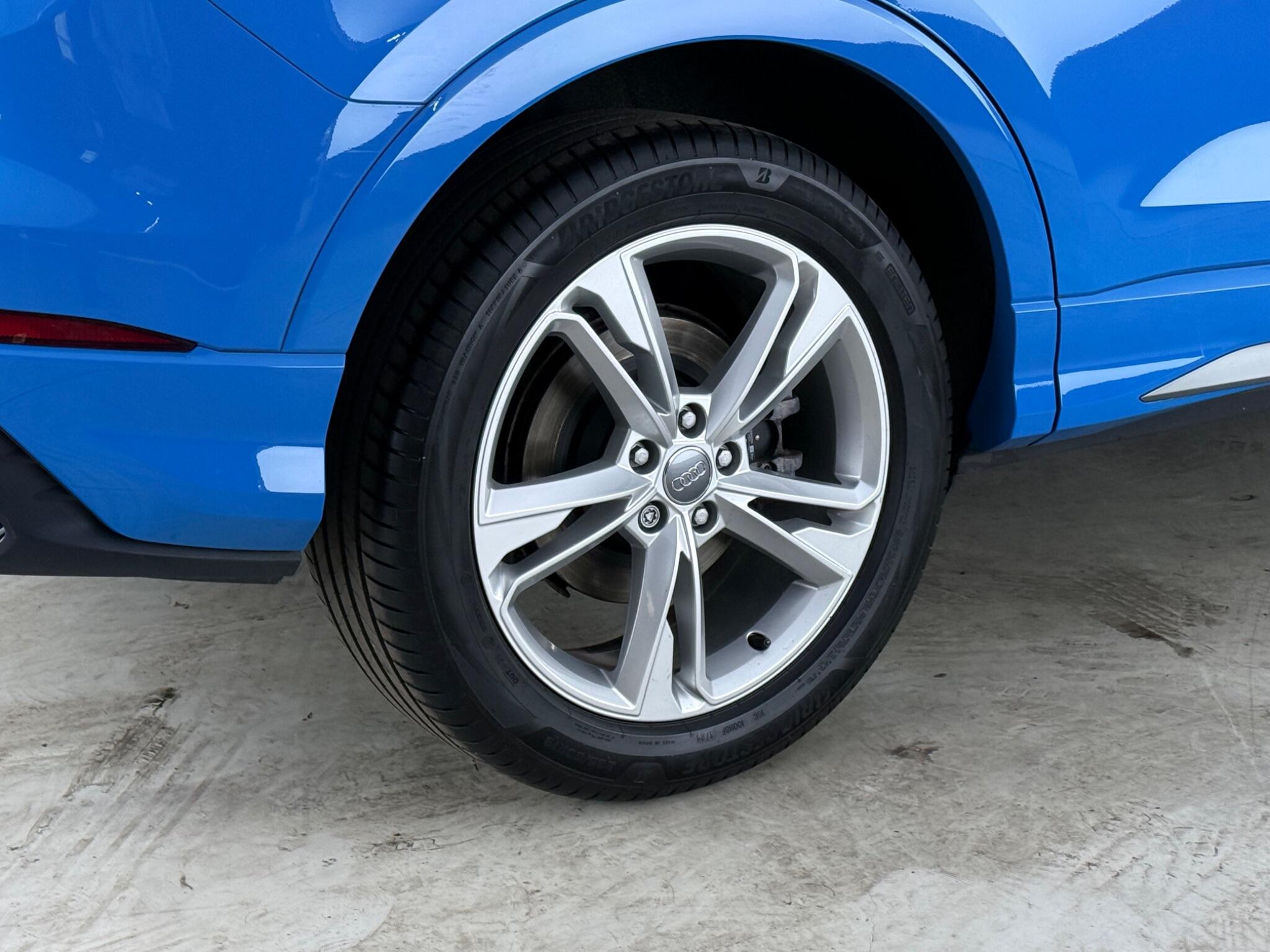 Audi Q3 view 9