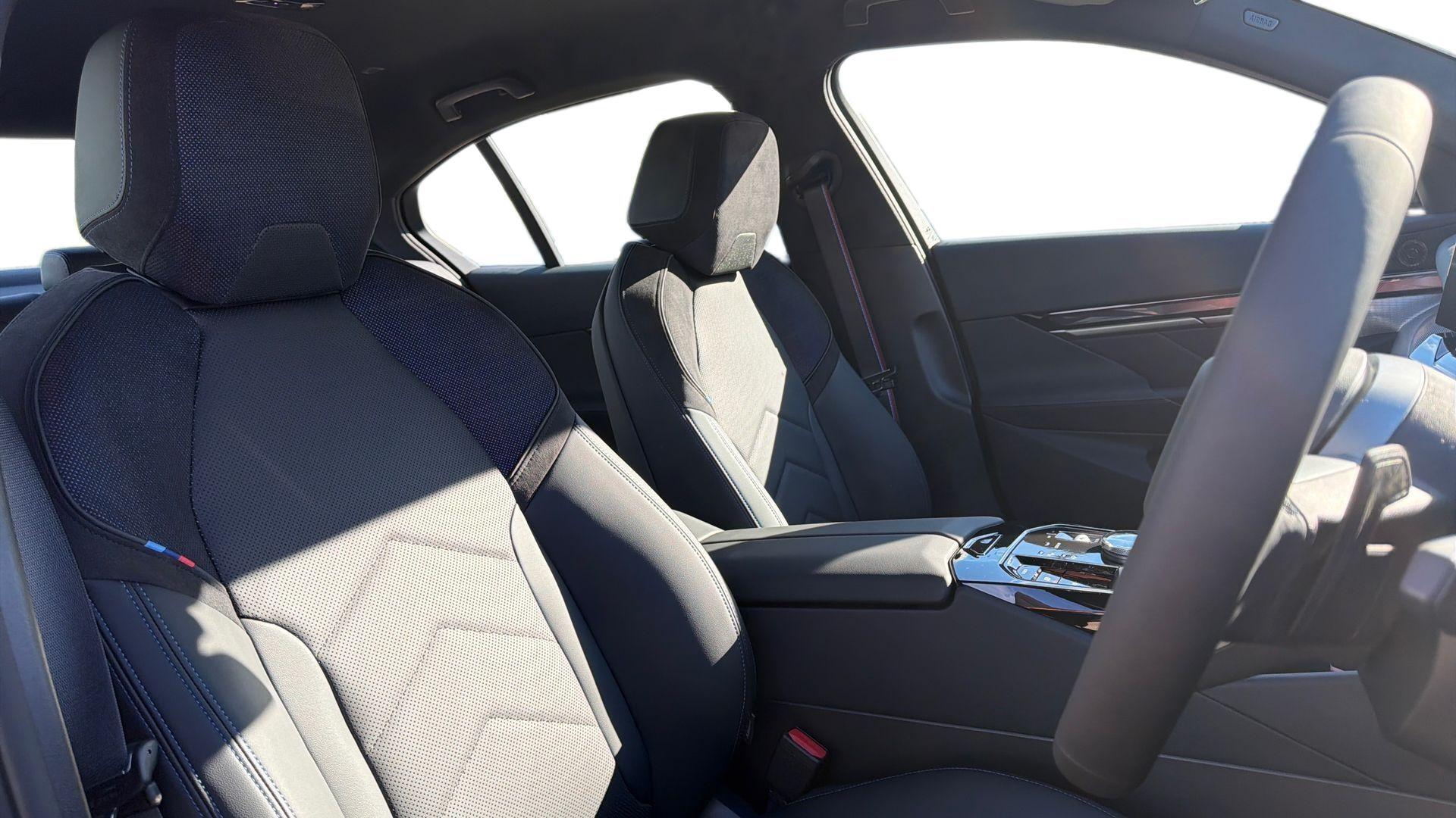 BMW 5 Series view 11