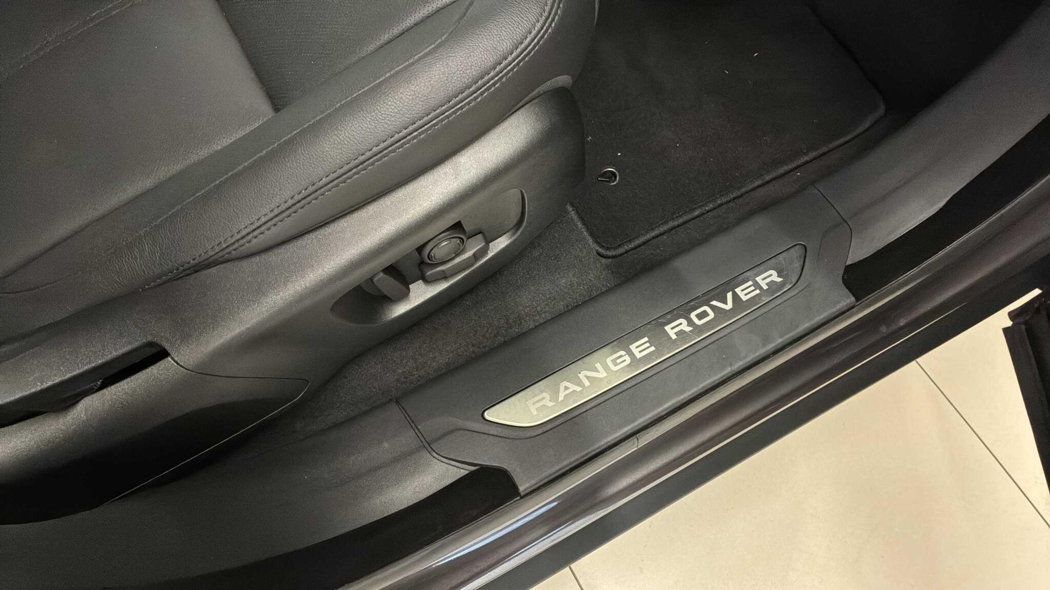Land Rover Range Rover Velar view 34